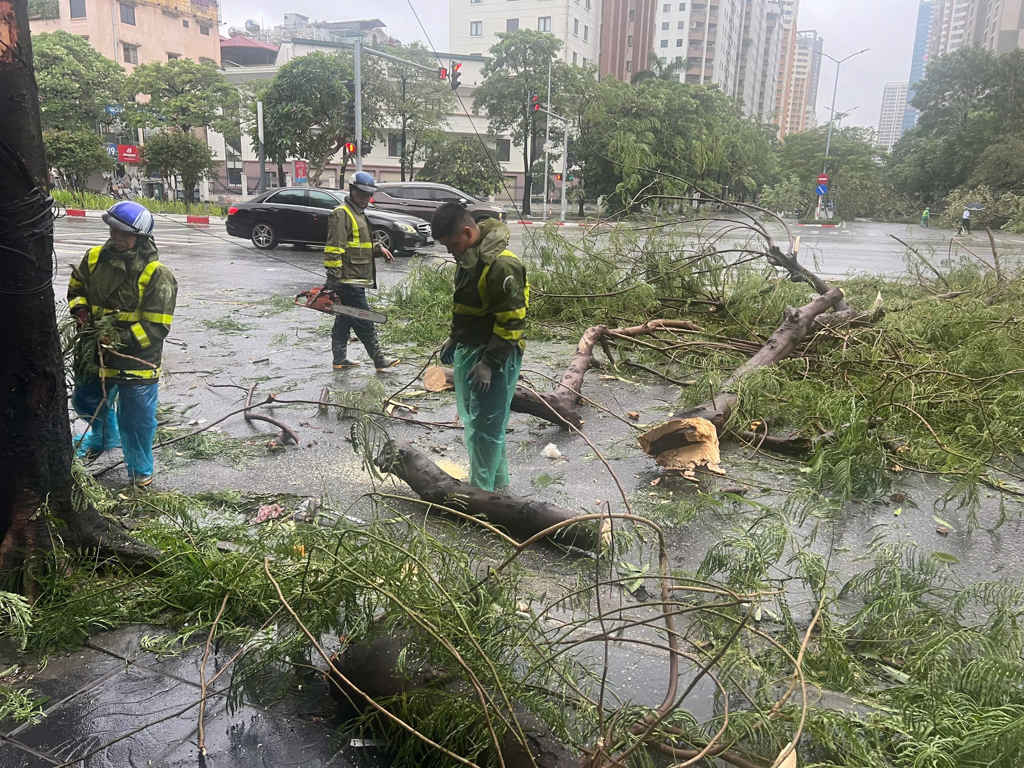 Đường phố Hà Nội tan hoang sau bão số 3- Ảnh 17.