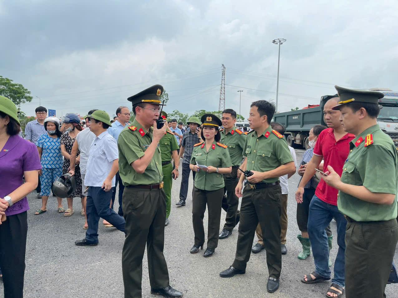 Sập cầu Phong Châu: Bước đầu xác định có 1 xe khách, một số ô tô con và nhiều xe máy đang lưu thông- Ảnh 3.