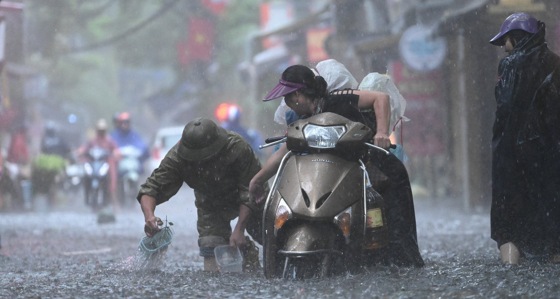 Một DN BHNT sẽ trả 6,5 tỷ cho 5 khách tử vong do bão Yagi; nếu có tổn thất, người mua BH cần lưu ý 3 điều- Ảnh 3.