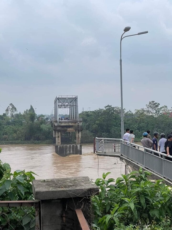 Sập cầu Phong Châu ở Phú Thọ, nhiều người và xe cộ rơi xuống sông- Ảnh 1.