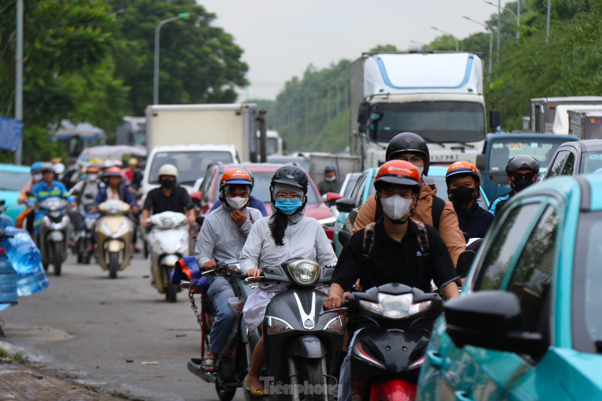 Đại lộ Thăng Long: Đi gần hai tiếng chưa tới cơ quan, người dân dựng xe trên vỉa hè 'tránh tắc'- Ảnh 7.