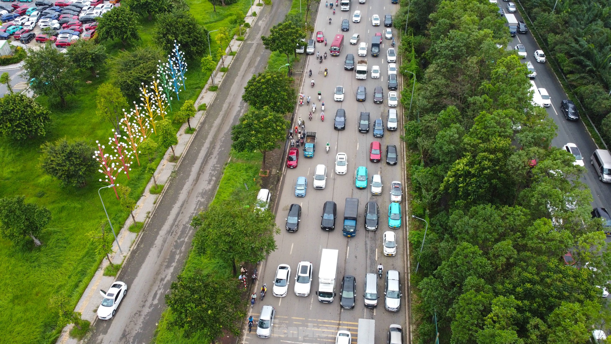 Đại lộ Thăng Long: Đi gần hai tiếng chưa tới cơ quan, người dân dựng xe trên vỉa hè 'tránh tắc'- Ảnh 12.