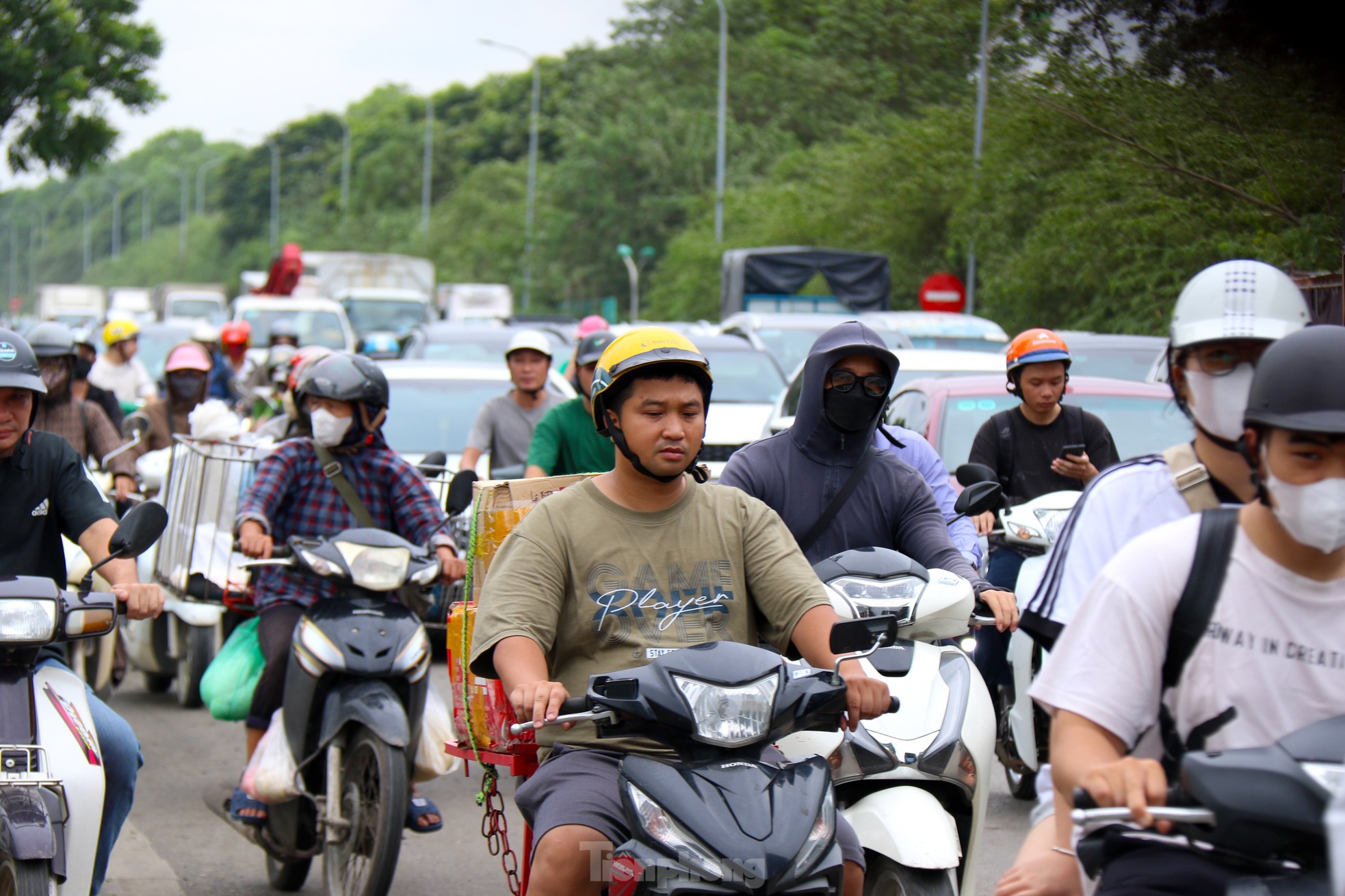 Đại lộ Thăng Long: Đi gần hai tiếng chưa tới cơ quan, người dân dựng xe trên vỉa hè 'tránh tắc'- Ảnh 6.