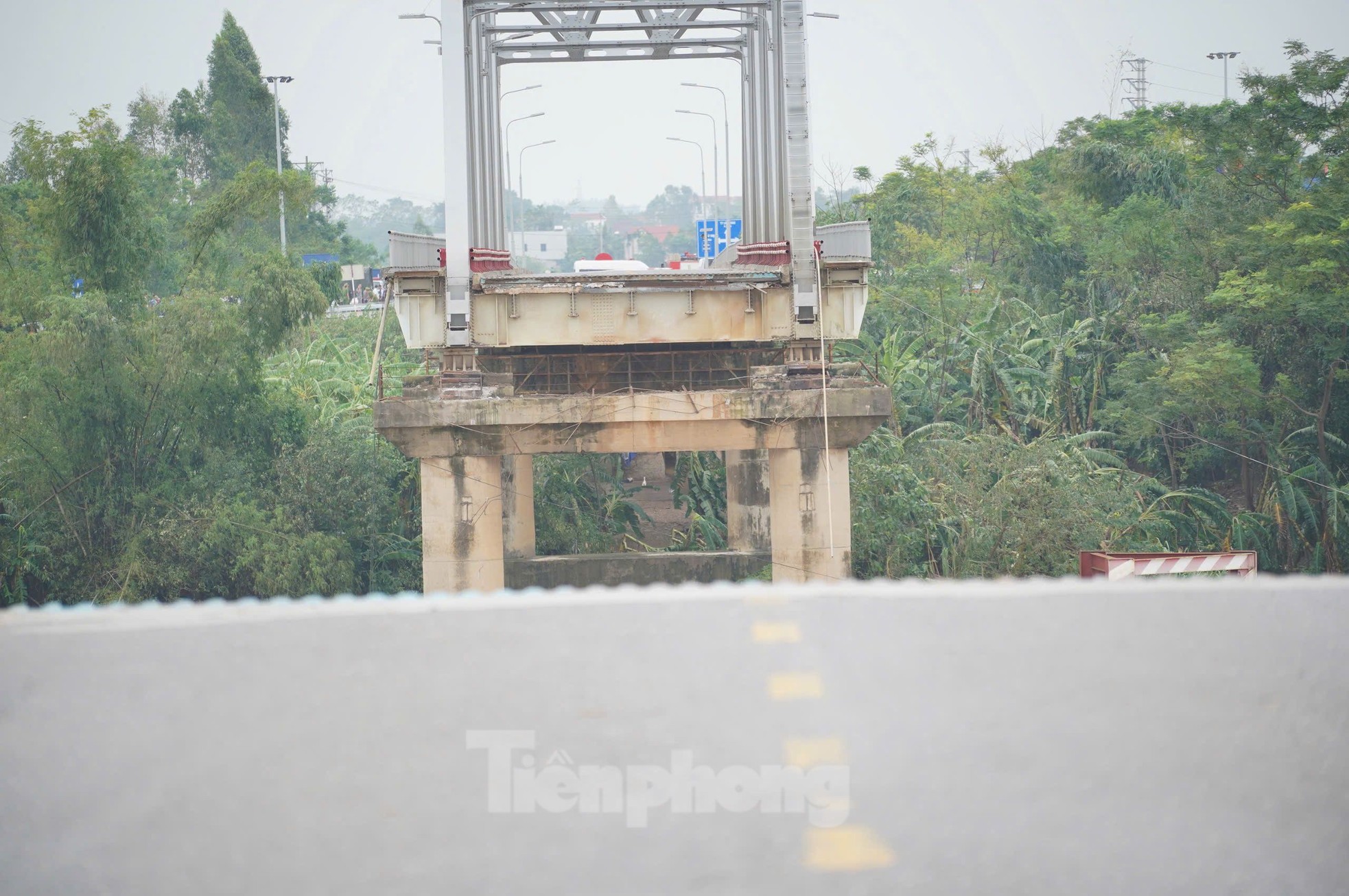 Hiện trường vụ sập cầu ở Phú Thọ, nhiều người khóc ngất tìm kiếm người thân- Ảnh 5.