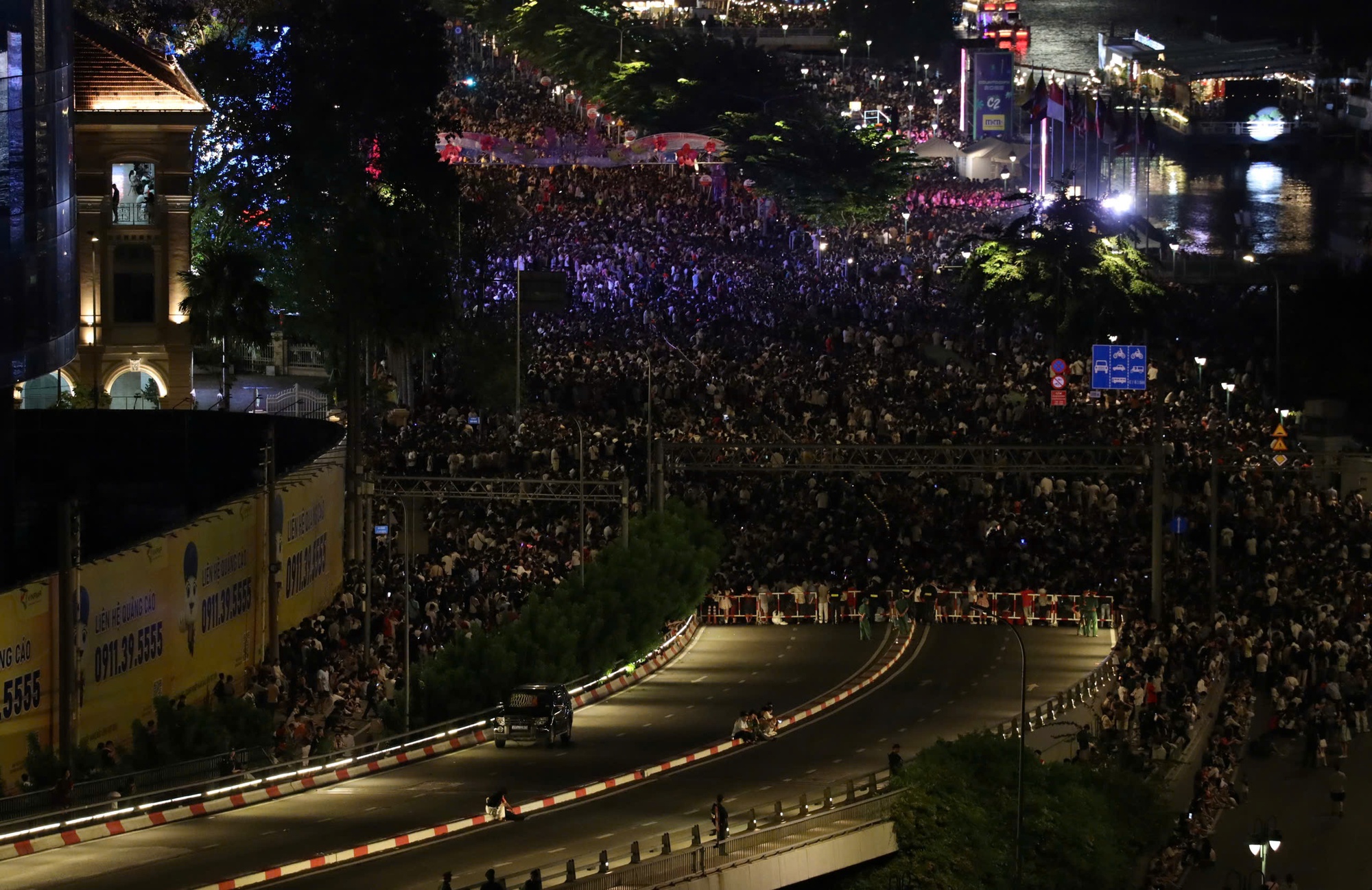 Hậu pháo hoa mừng năm mới, đường phố lại đầy rác- Ảnh 1.