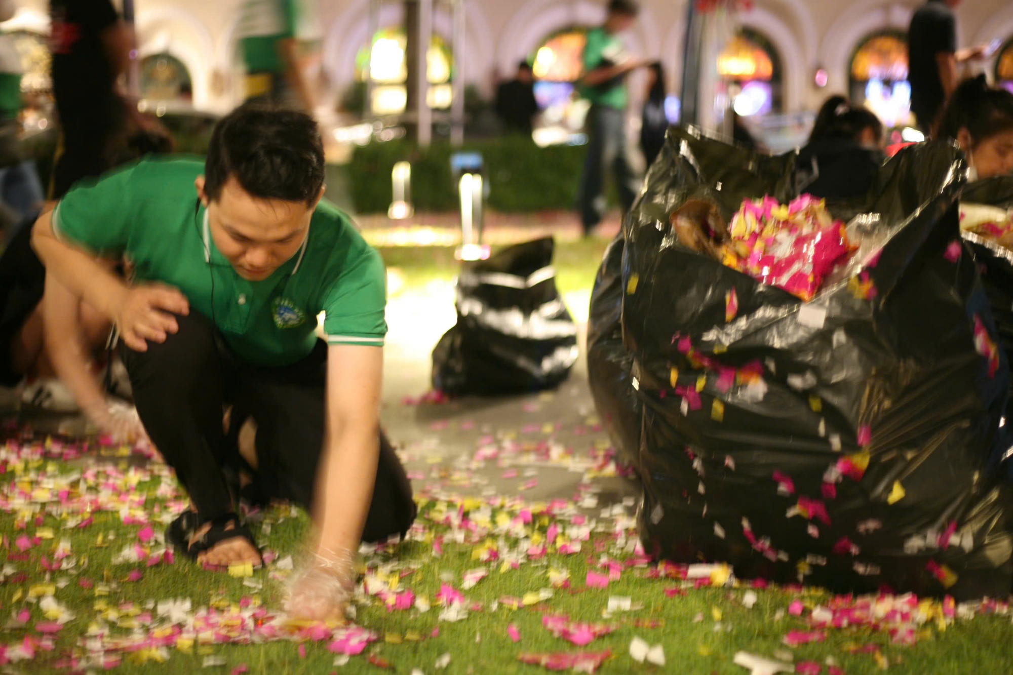 Hậu pháo hoa mừng năm mới, đường phố lại đầy rác- Ảnh 13.