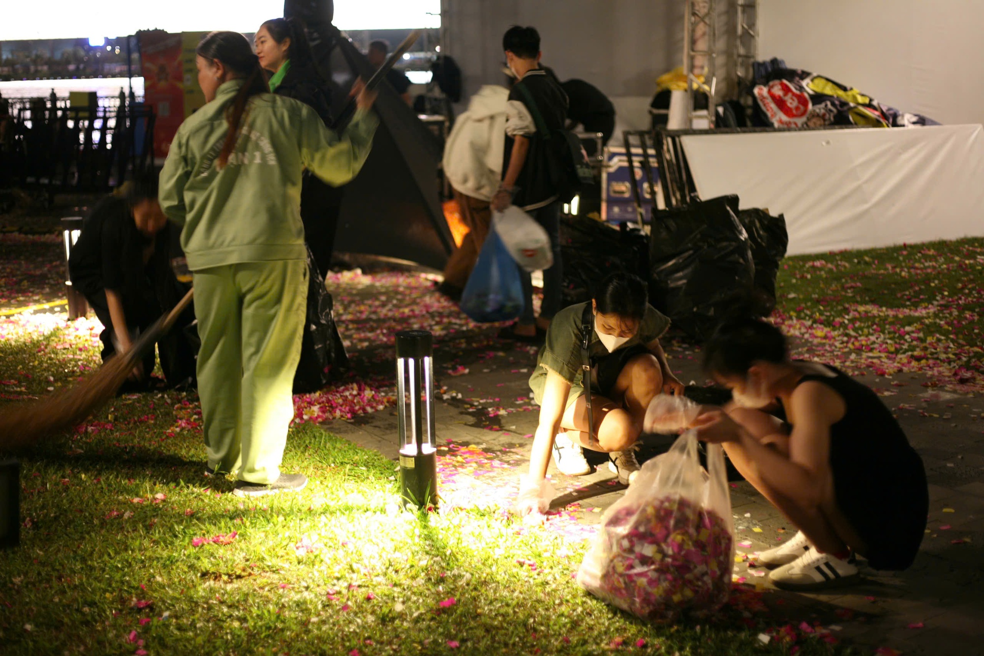 Hậu pháo hoa mừng năm mới, đường phố lại đầy rác- Ảnh 14.