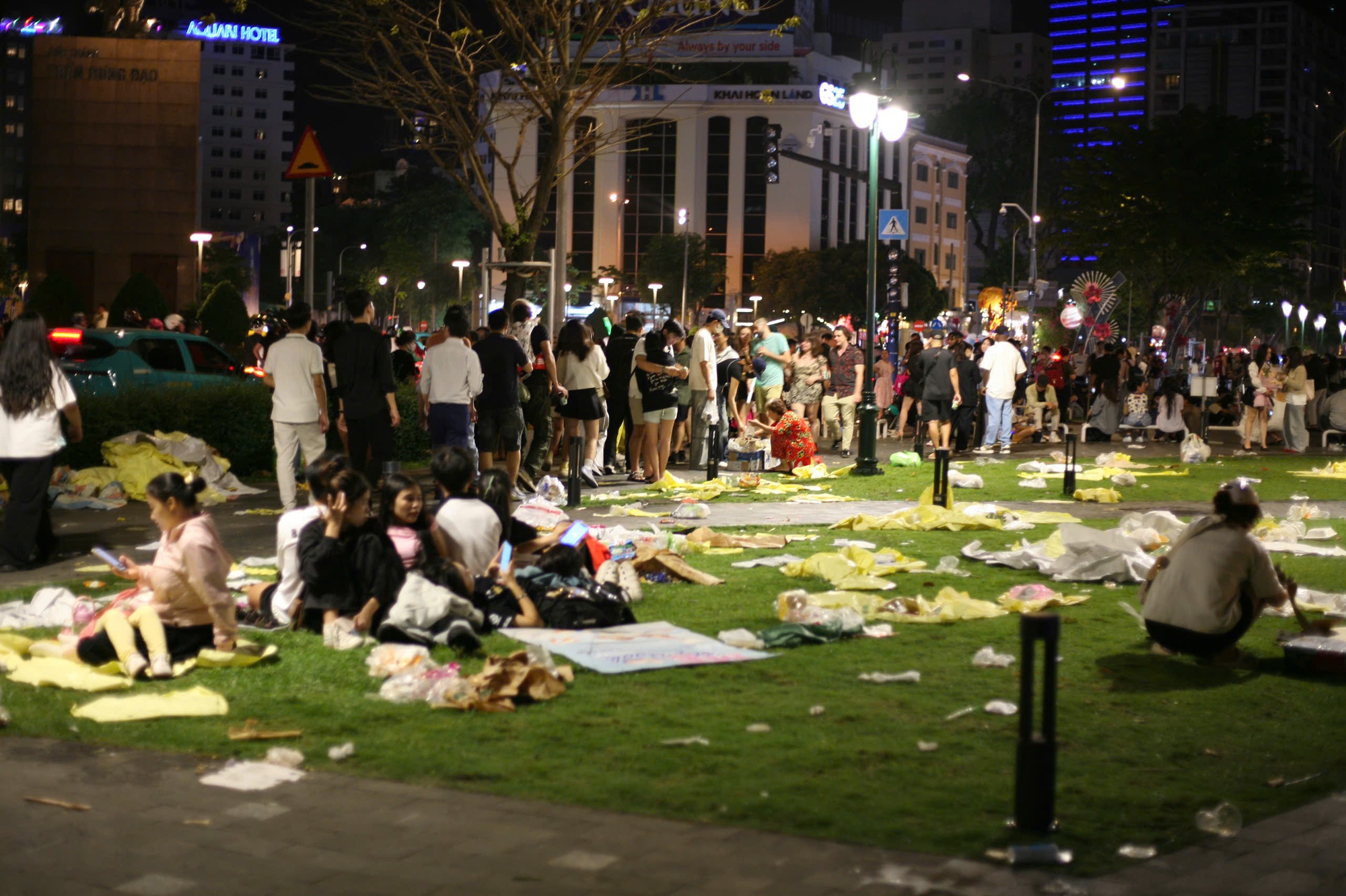 Hậu pháo hoa mừng năm mới, đường phố lại đầy rác- Ảnh 10.