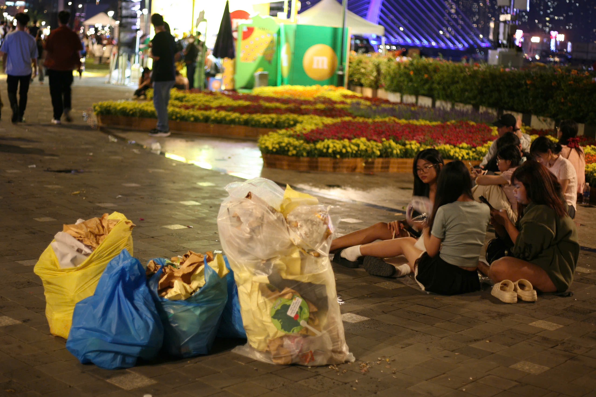Hậu pháo hoa mừng năm mới, đường phố lại đầy rác- Ảnh 11.