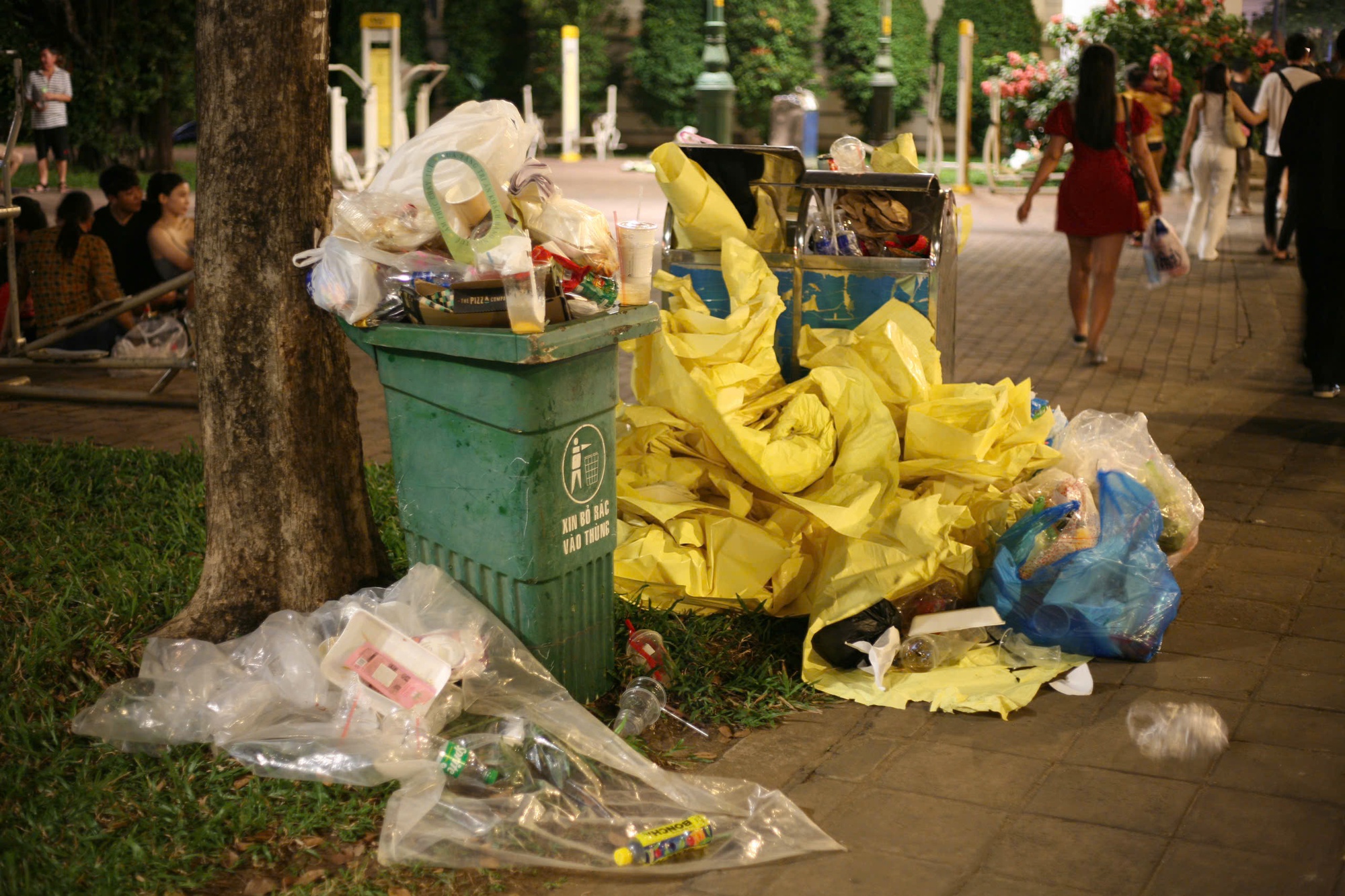 Hậu pháo hoa mừng năm mới, đường phố lại đầy rác- Ảnh 7.