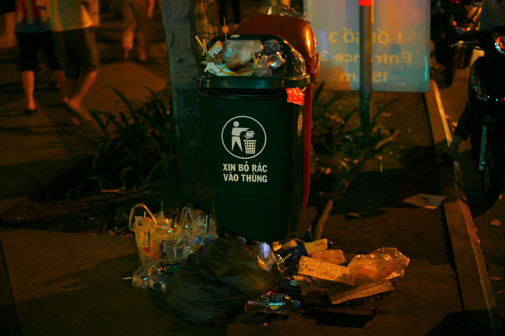 Hậu pháo hoa mừng năm mới, đường phố lại đầy rác- Ảnh 5.