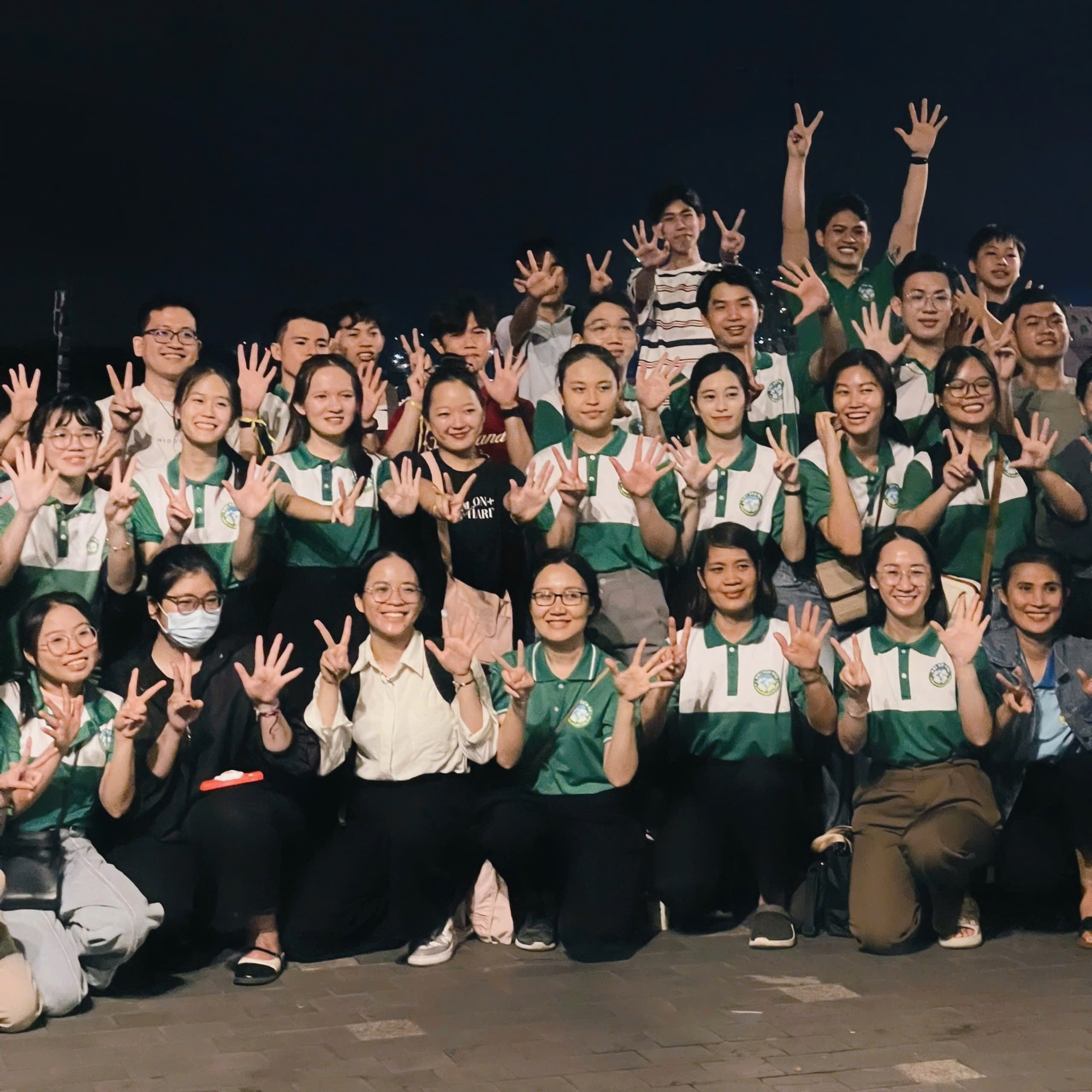 Hậu pháo hoa mừng năm mới, đường phố lại đầy rác- Ảnh 16.