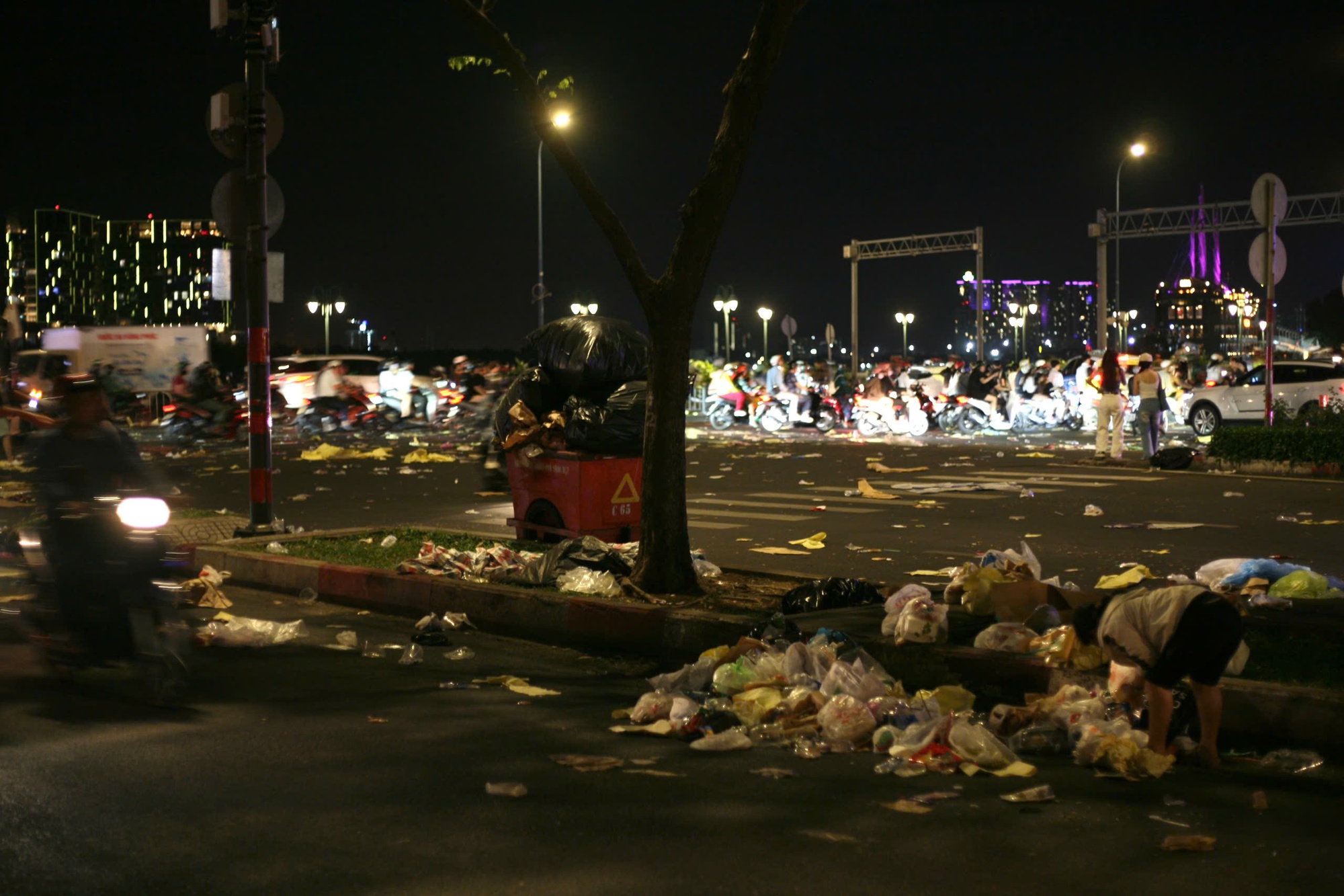 Hậu pháo hoa mừng năm mới, đường phố lại đầy rác- Ảnh 9.