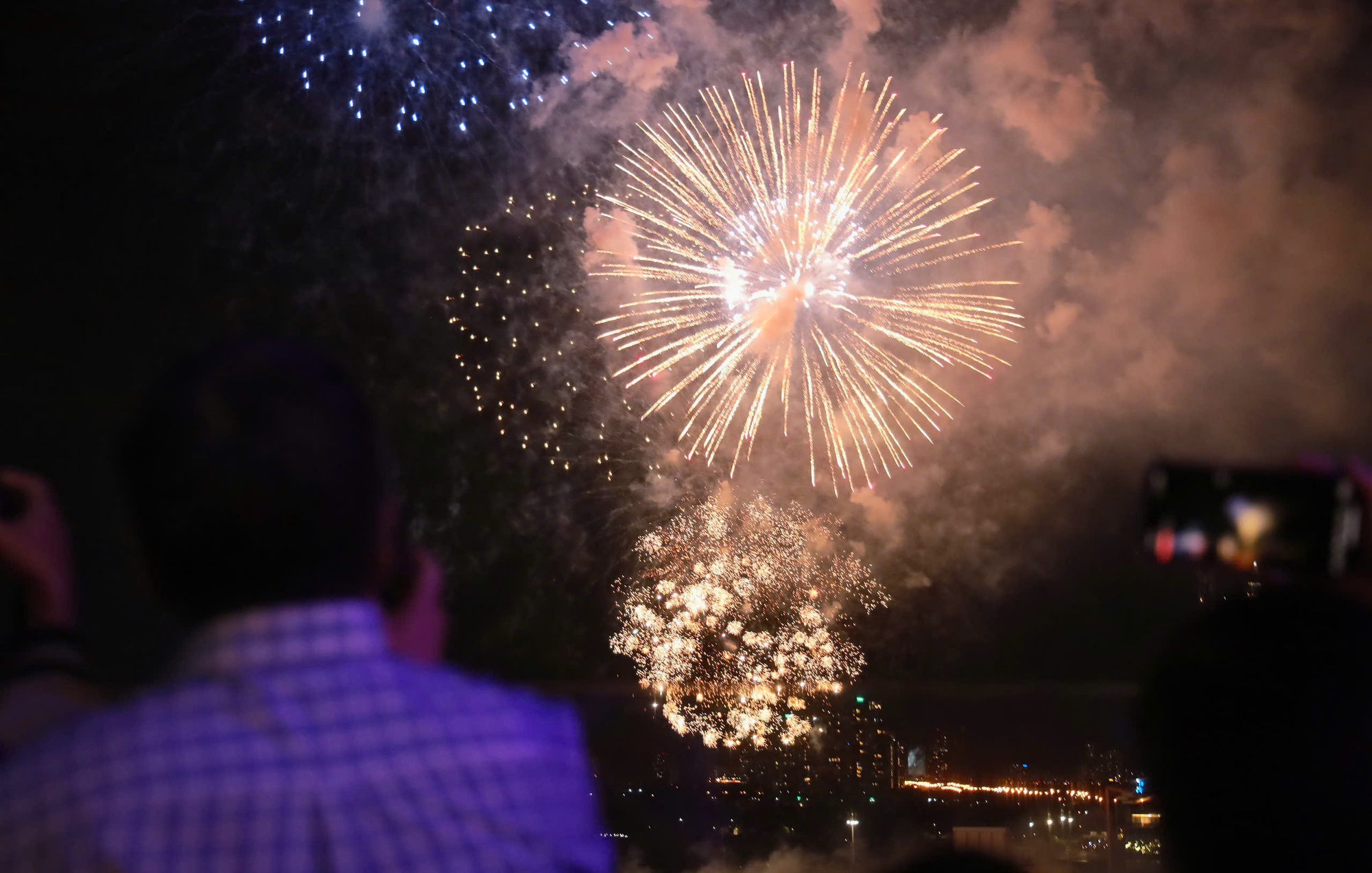 Hậu pháo hoa mừng năm mới, đường phố lại đầy rác- Ảnh 2.