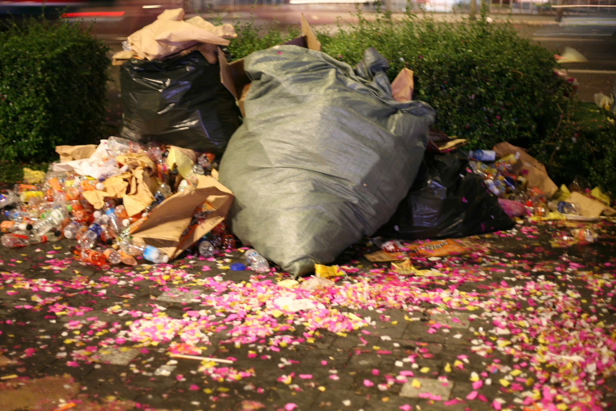 Hậu pháo hoa mừng năm mới, đường phố lại đầy rác- Ảnh 3.