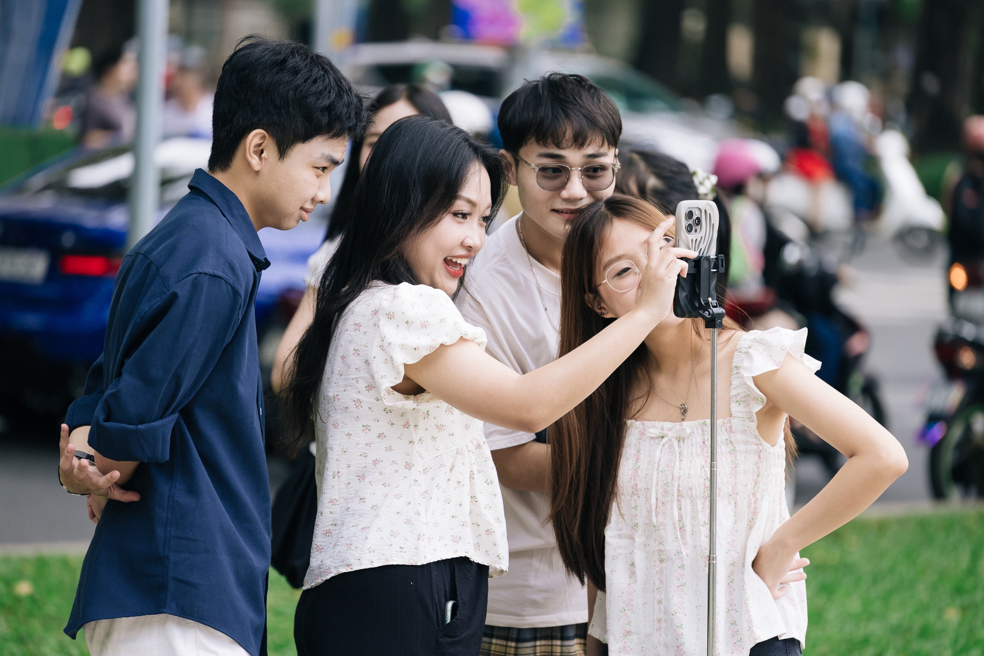 Ngắm TP. HCM ngày đầu năm: Áo dài phủ sắc khắp phố, giới trẻ tưng bừng Ngắm TP. HCM ngày đầu năm: Áo dài phủ sắc khắp phố, giới trẻ tưng bừng