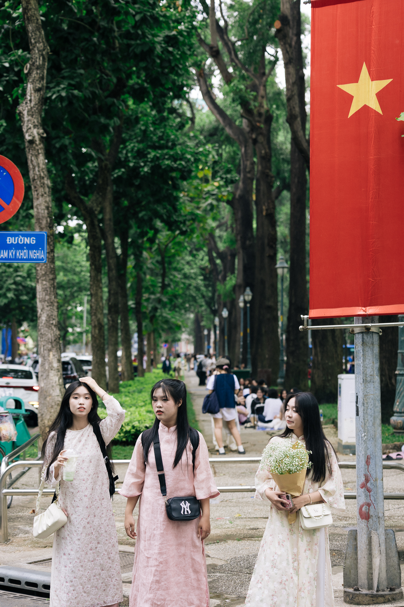 Ngắm TP. HCM ngày đầu năm: Áo dài phủ sắc khắp phố, giới trẻ tưng bừng Ngắm TP. HCM ngày đầu năm: Áo dài phủ sắc khắp phố, giới trẻ tưng bừng