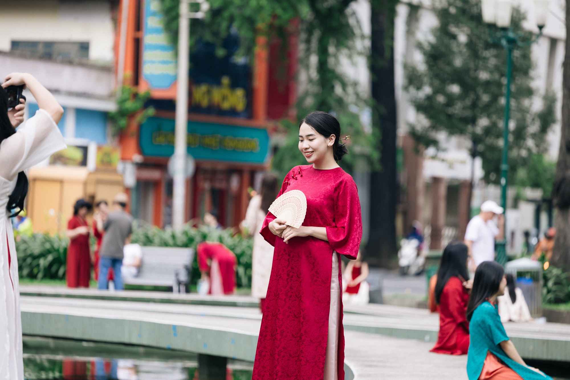 Ngắm TP. HCM ngày đầu năm: Áo dài phủ sắc khắp phố, giới trẻ tưng bừng Ngắm TP. HCM ngày đầu năm: Áo dài phủ sắc khắp phố, giới trẻ tưng bừng