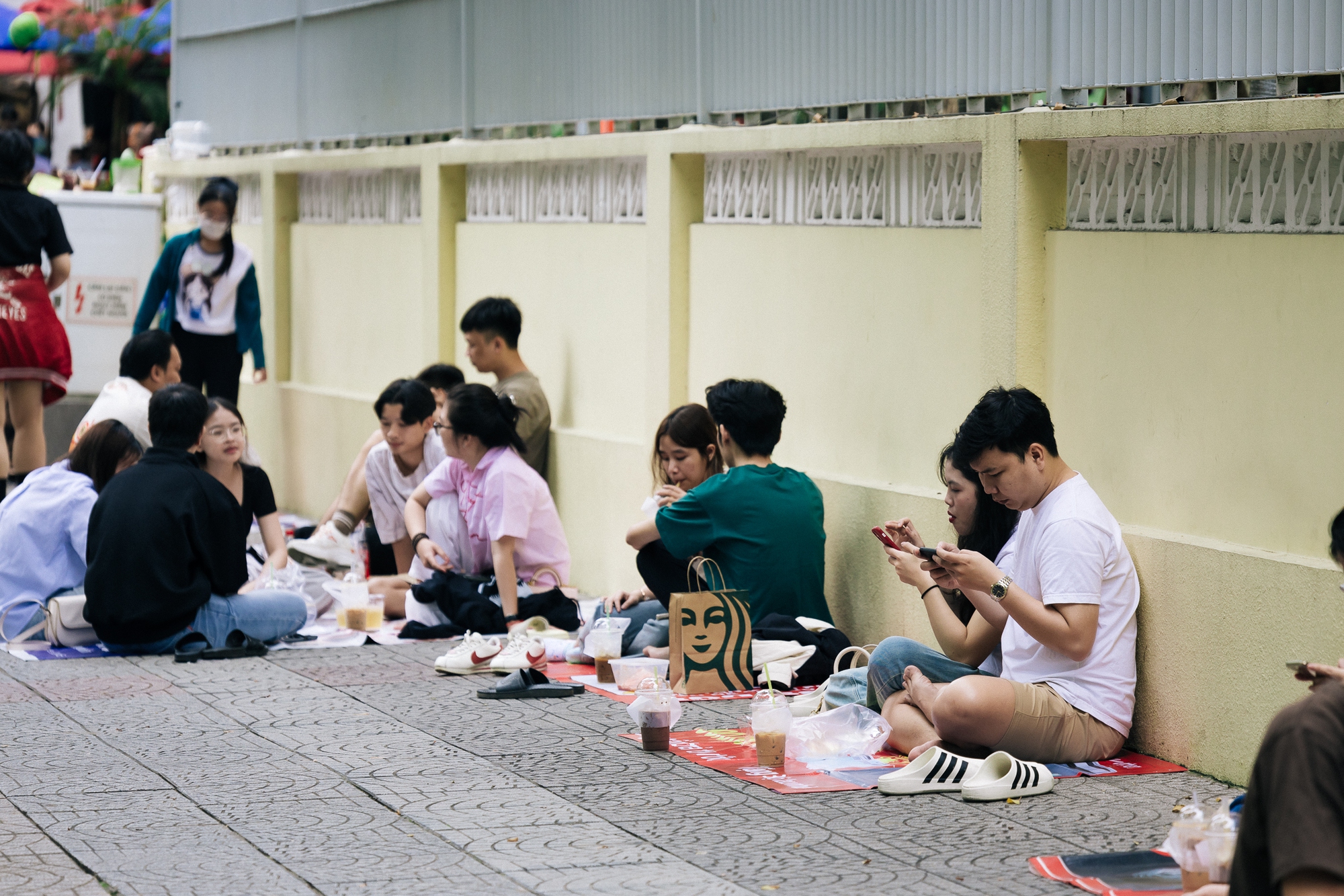 Ngắm TP. HCM ngày đầu năm: Áo dài phủ sắc khắp phố, giới trẻ tưng bừng Ngắm TP. HCM ngày đầu năm: Áo dài phủ sắc khắp phố, giới trẻ tưng bừng