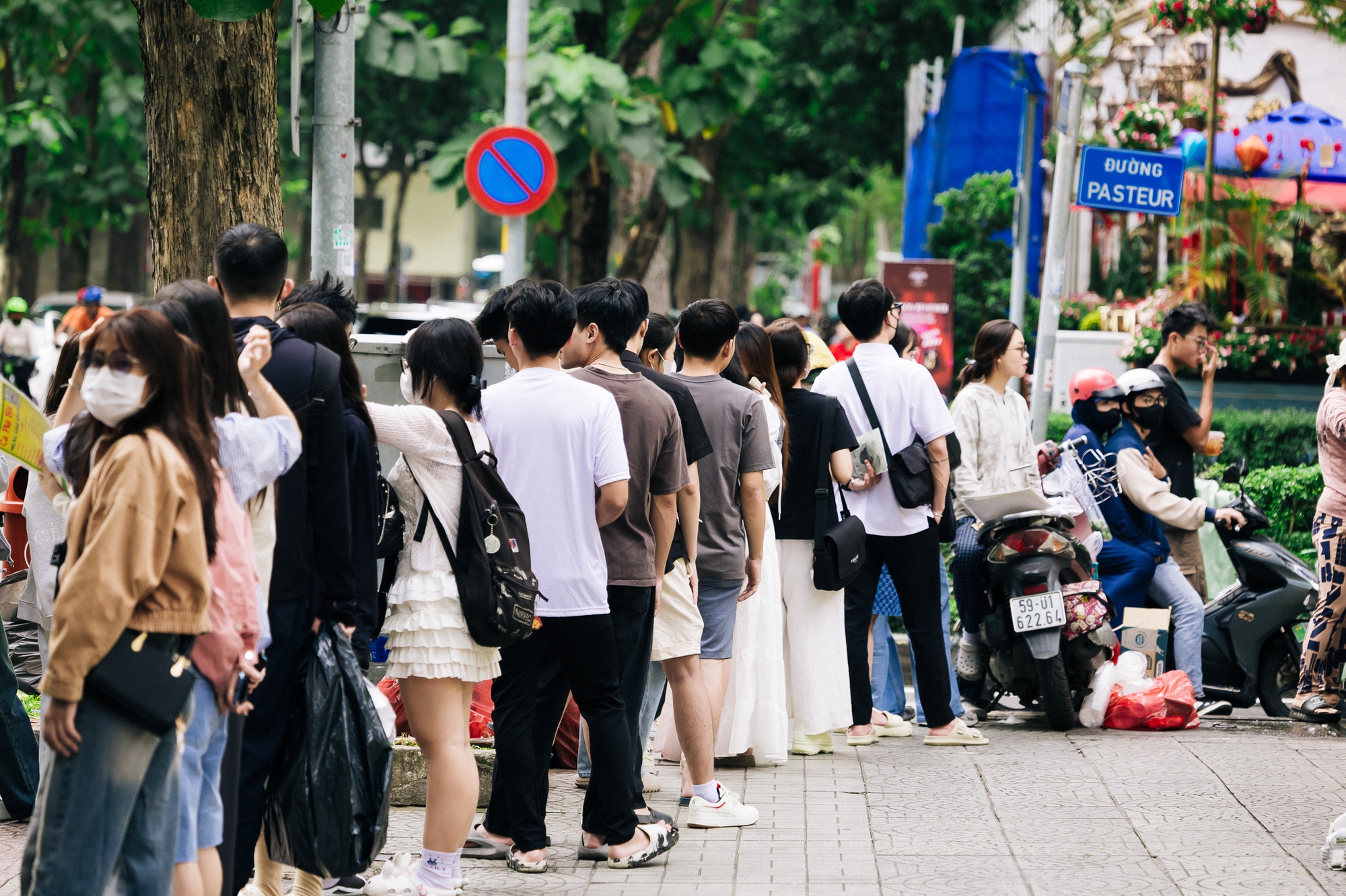 Ngắm TP. HCM ngày đầu năm: Áo dài phủ sắc khắp phố, giới trẻ tưng bừng Ngắm TP. HCM ngày đầu năm: Áo dài phủ sắc khắp phố, giới trẻ tưng bừng