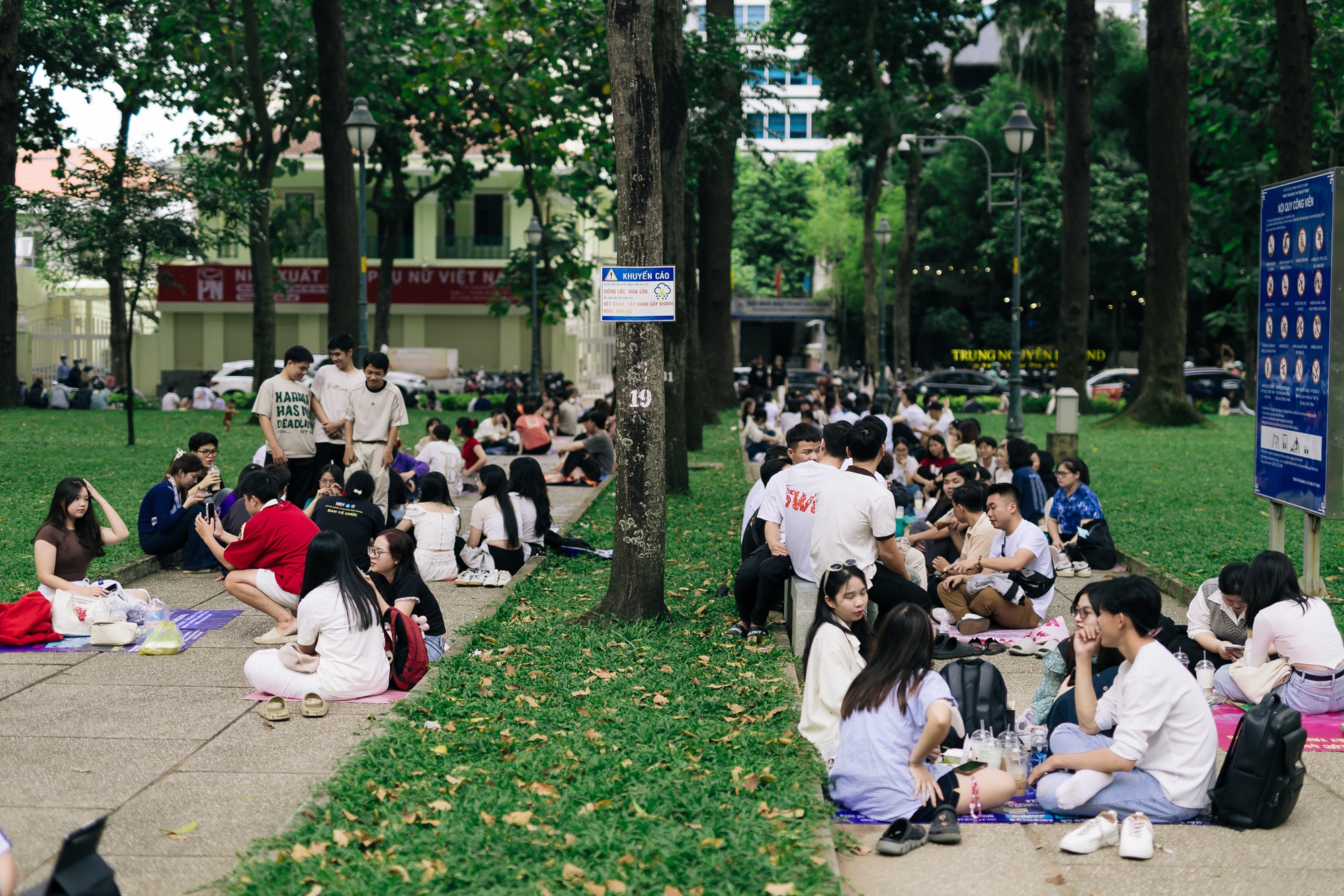 Ngắm TP. HCM ngày đầu năm: Áo dài phủ sắc khắp phố, giới trẻ tưng bừng Ngắm TP. HCM ngày đầu năm: Áo dài phủ sắc khắp phố, giới trẻ tưng bừng