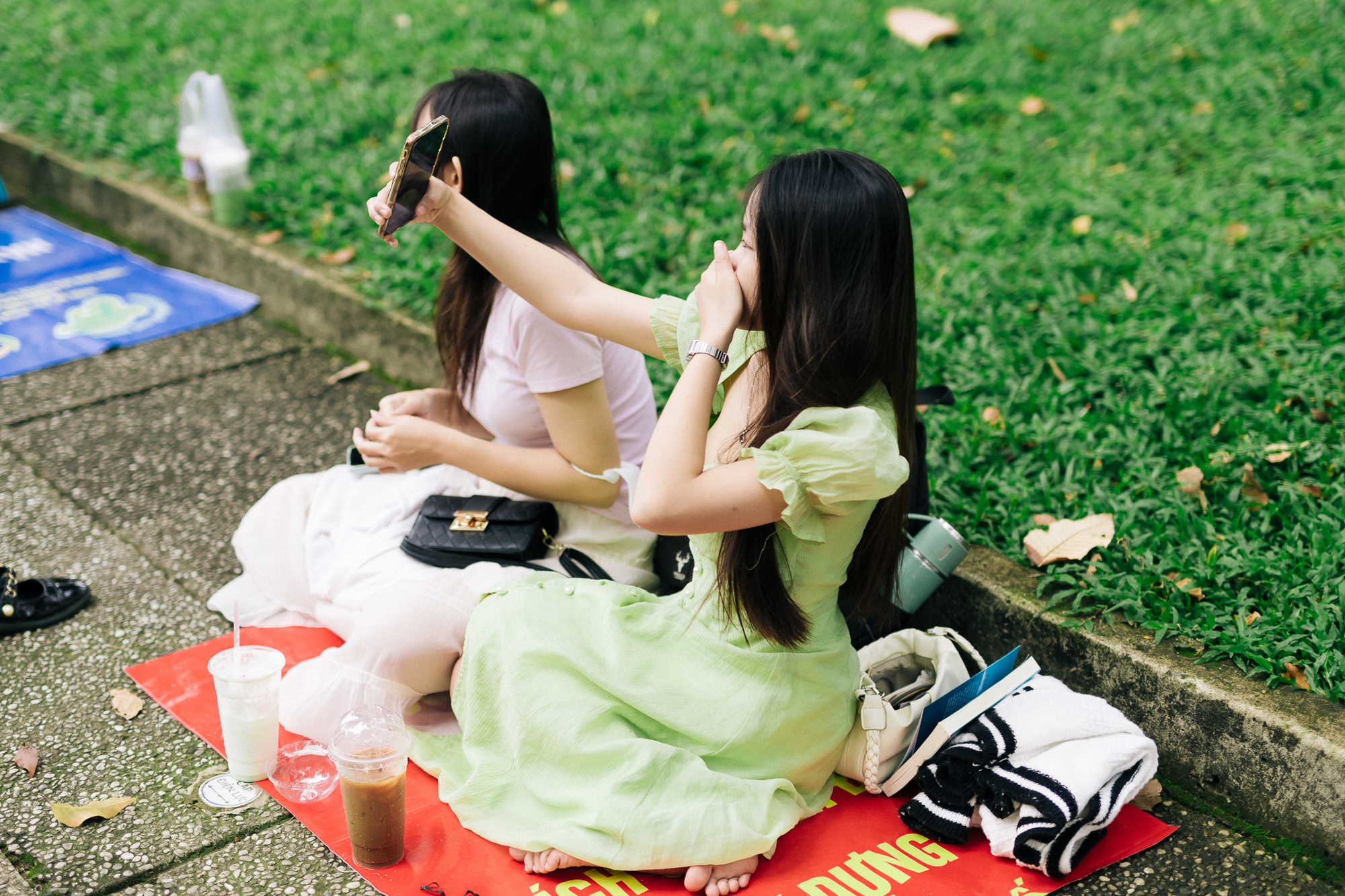 Ngắm TP. HCM ngày đầu năm: Áo dài phủ sắc khắp phố, giới trẻ tưng bừng Ngắm TP. HCM ngày đầu năm: Áo dài phủ sắc khắp phố, giới trẻ tưng bừng