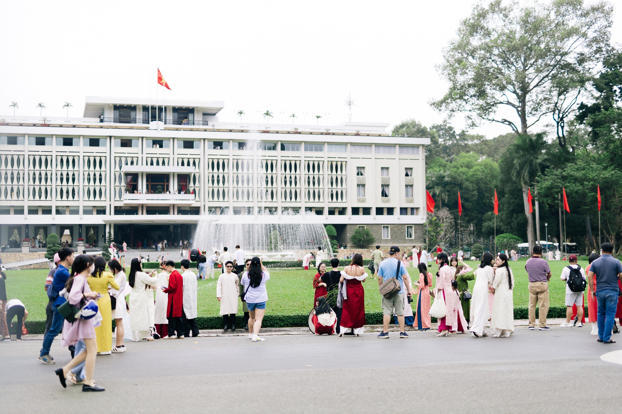 Ngắm TP. HCM ngày đầu năm: Áo dài phủ sắc khắp phố, giới trẻ tưng bừng Ngắm TP. HCM ngày đầu năm: Áo dài phủ sắc khắp phố, giới trẻ tưng bừng