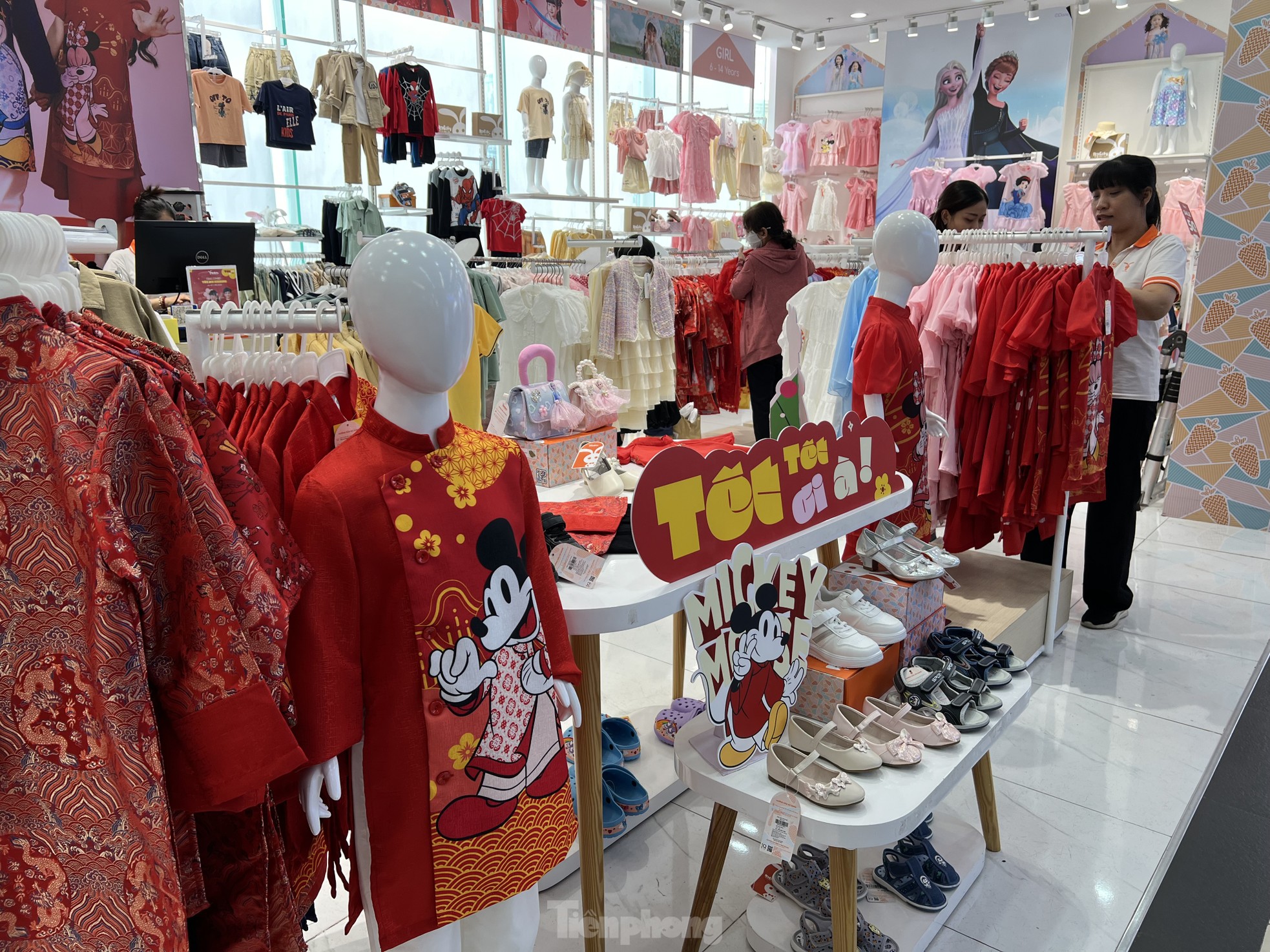 Người dân TPHCM đổ xô đến trung tâm thương mại vui chơi Tết- Ảnh 7.