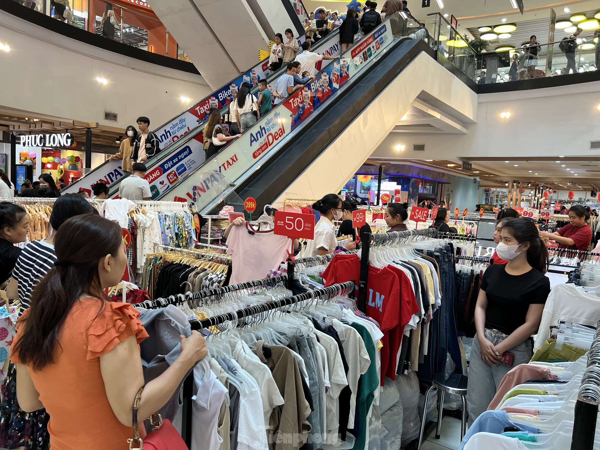 Người dân TPHCM đổ xô đến trung tâm thương mại vui chơi Tết- Ảnh 9.