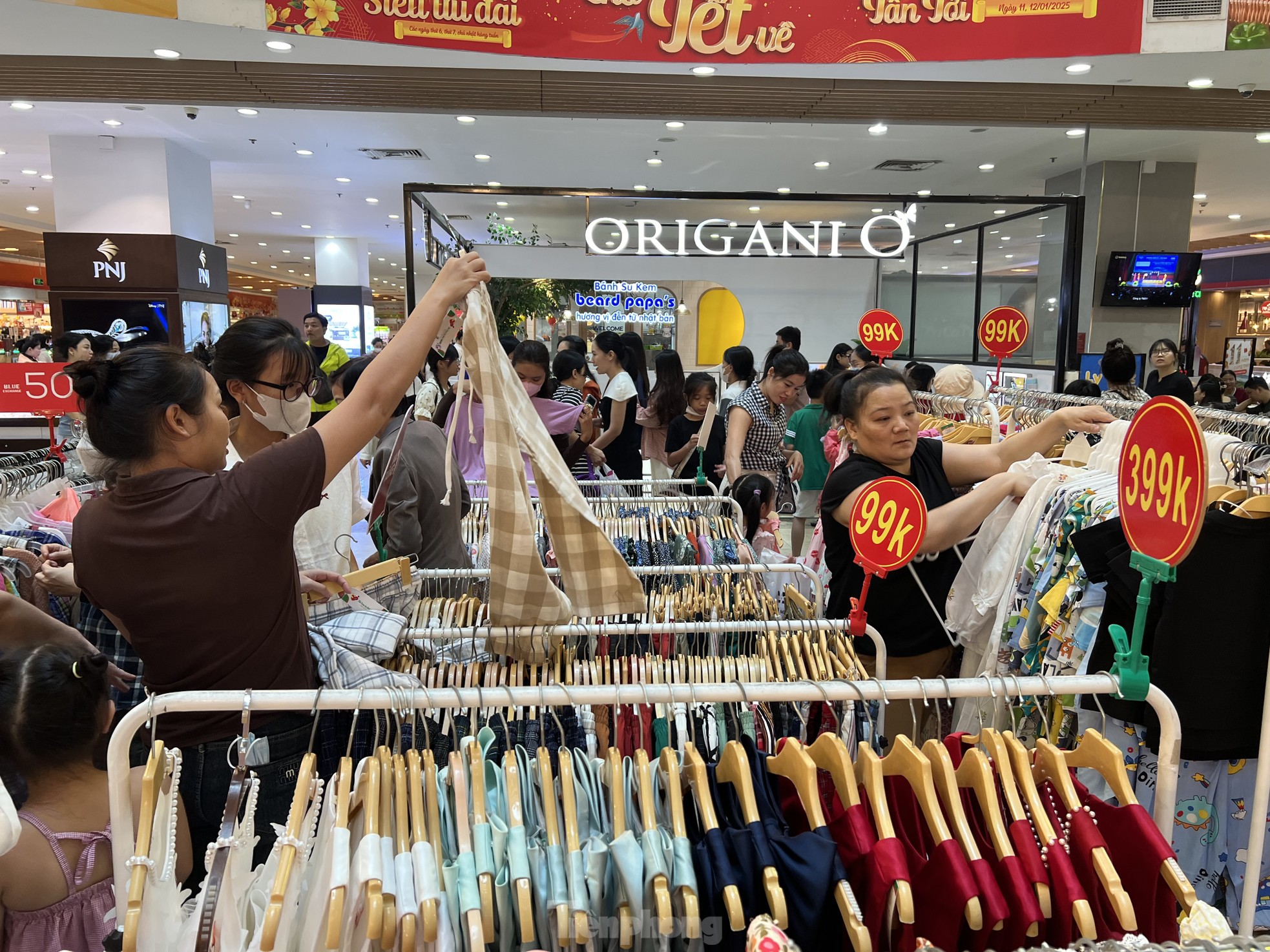 Người dân TPHCM đổ xô đến trung tâm thương mại vui chơi Tết- Ảnh 10.