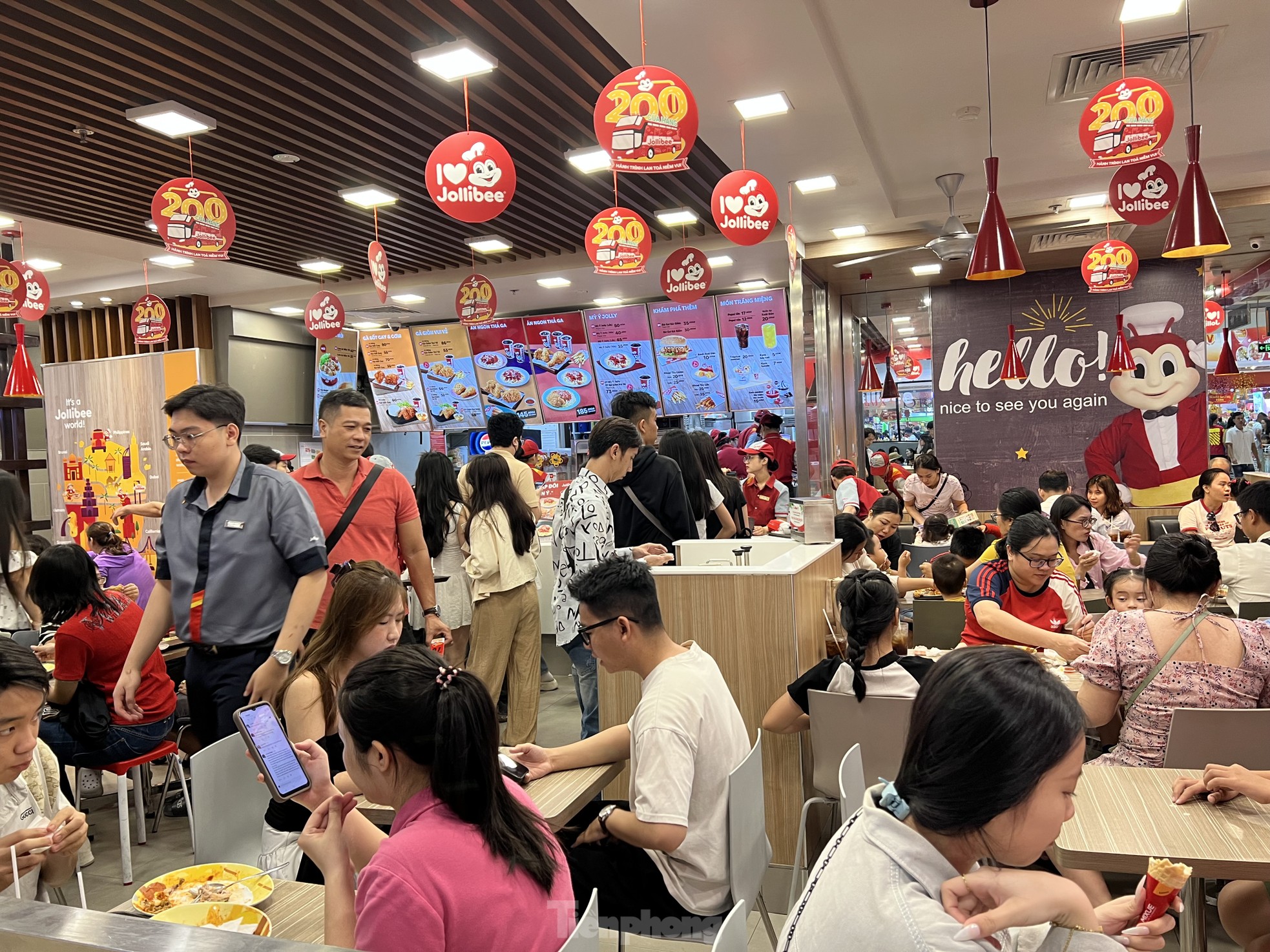 Người dân TPHCM đổ xô đến trung tâm thương mại vui chơi Tết- Ảnh 12.