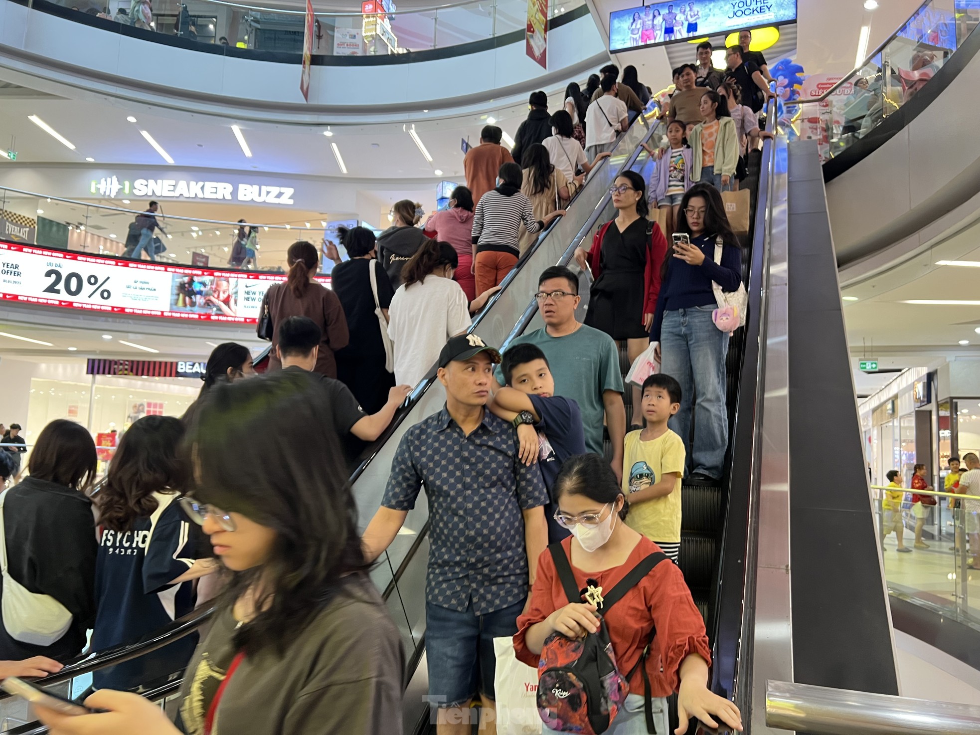 Người dân TPHCM đổ xô đến trung tâm thương mại vui chơi Tết- Ảnh 1.