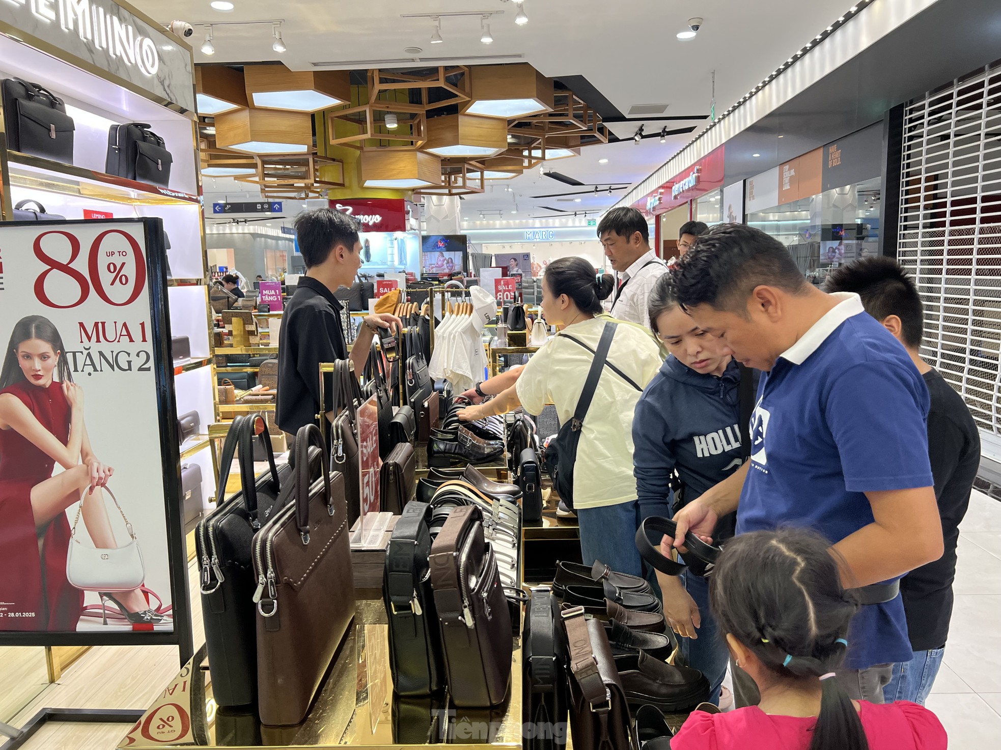 Người dân TPHCM đổ xô đến trung tâm thương mại vui chơi Tết- Ảnh 4.