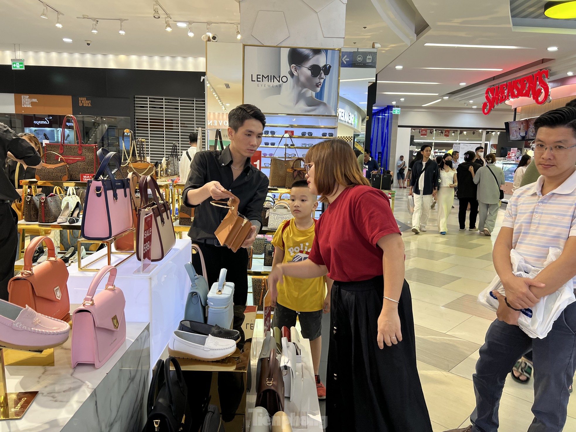 Người dân TPHCM đổ xô đến trung tâm thương mại vui chơi Tết- Ảnh 5.