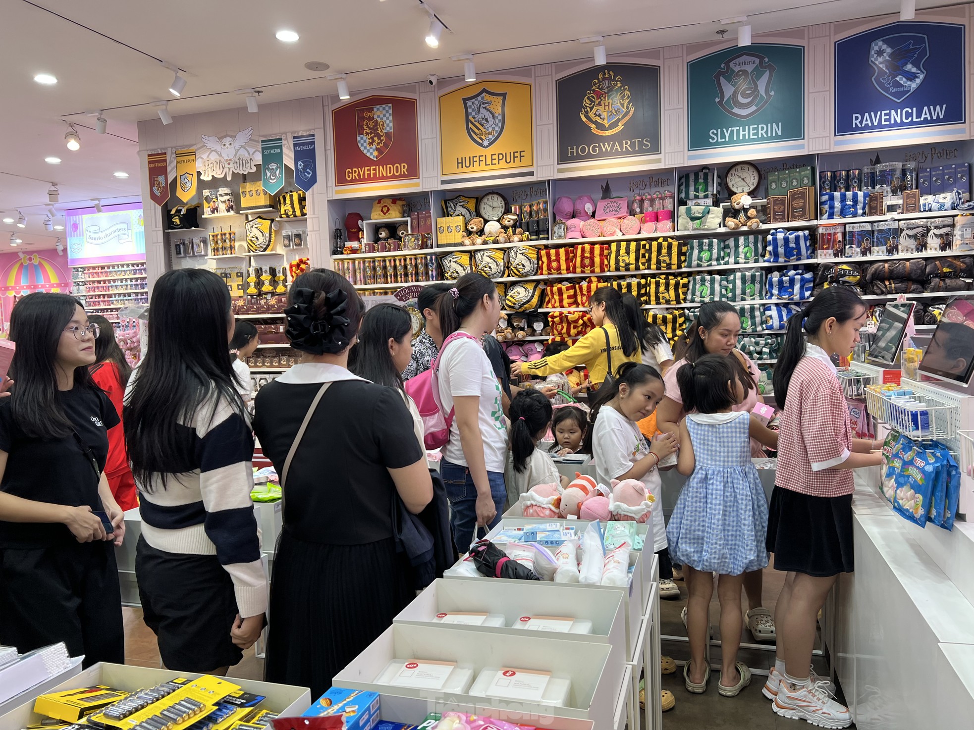 Người dân TPHCM đổ xô đến trung tâm thương mại vui chơi Tết- Ảnh 11.