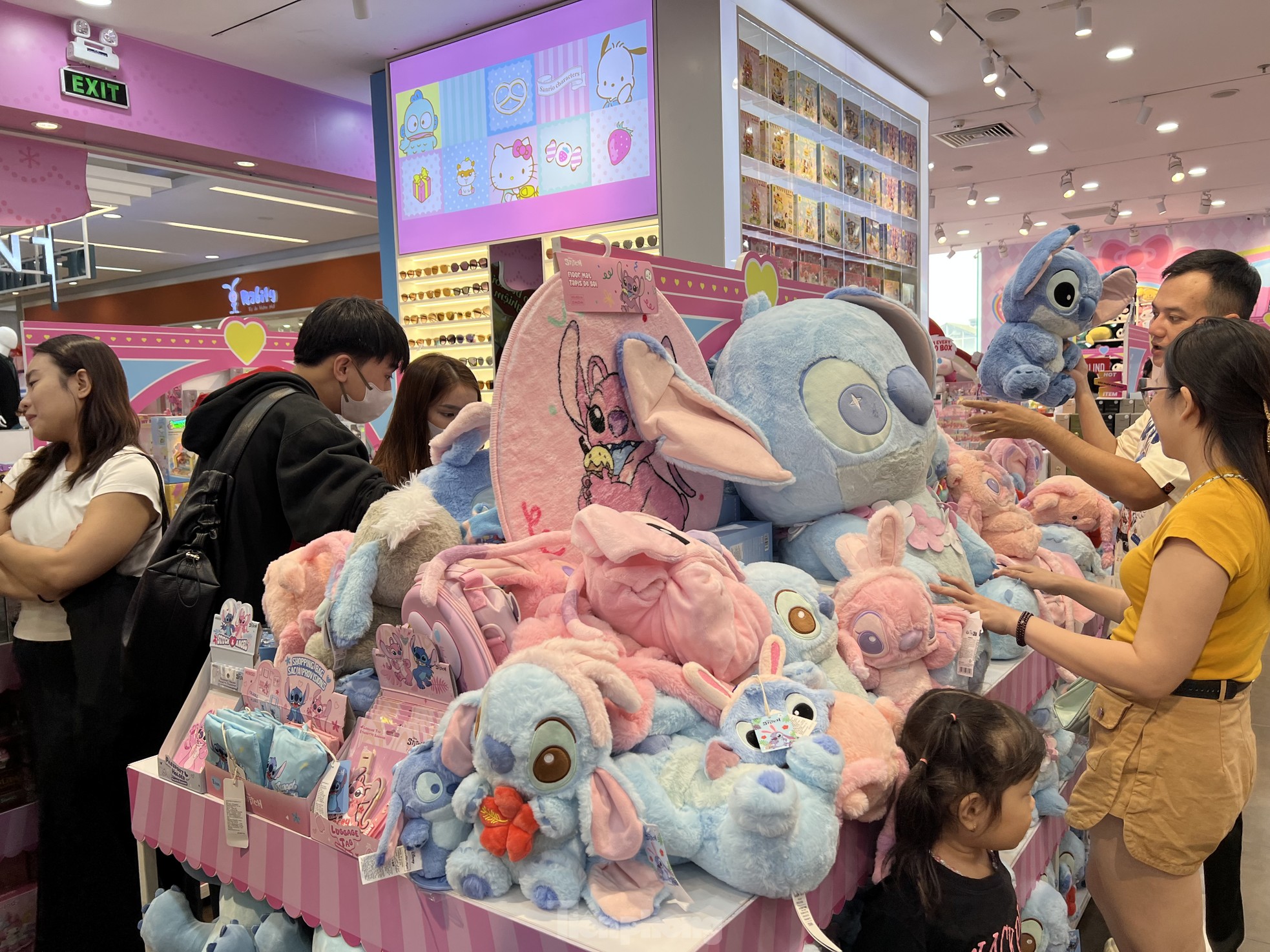 Người dân TPHCM đổ xô đến trung tâm thương mại vui chơi Tết- Ảnh 2.