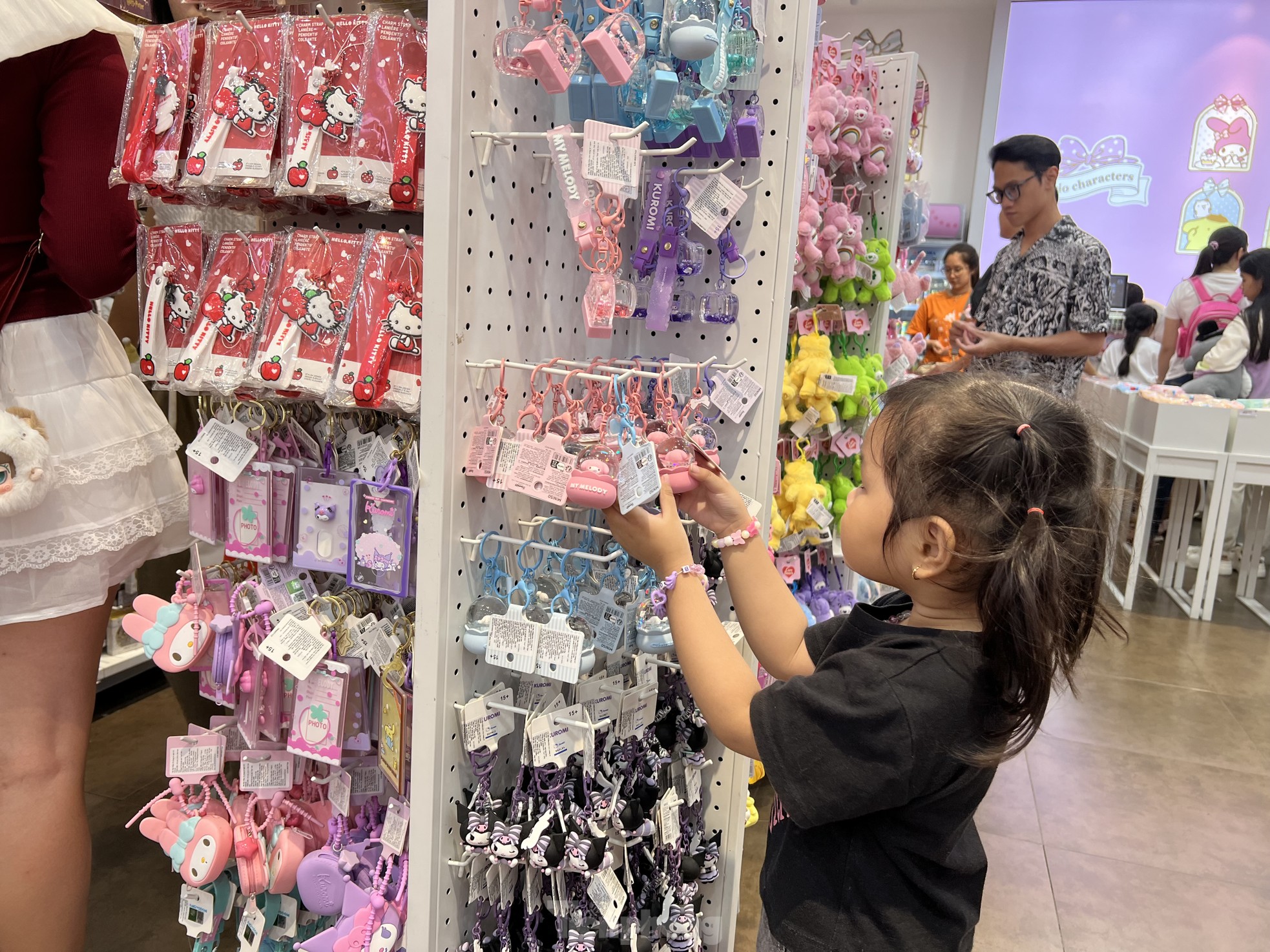 Người dân TPHCM đổ xô đến trung tâm thương mại vui chơi Tết- Ảnh 3.