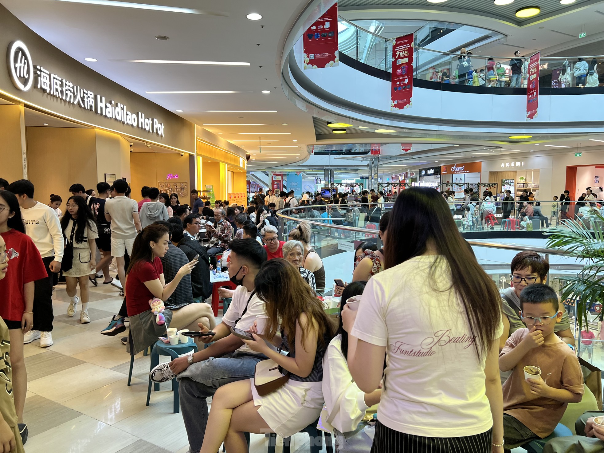 Người dân TPHCM đổ xô đến trung tâm thương mại vui chơi Tết- Ảnh 15.