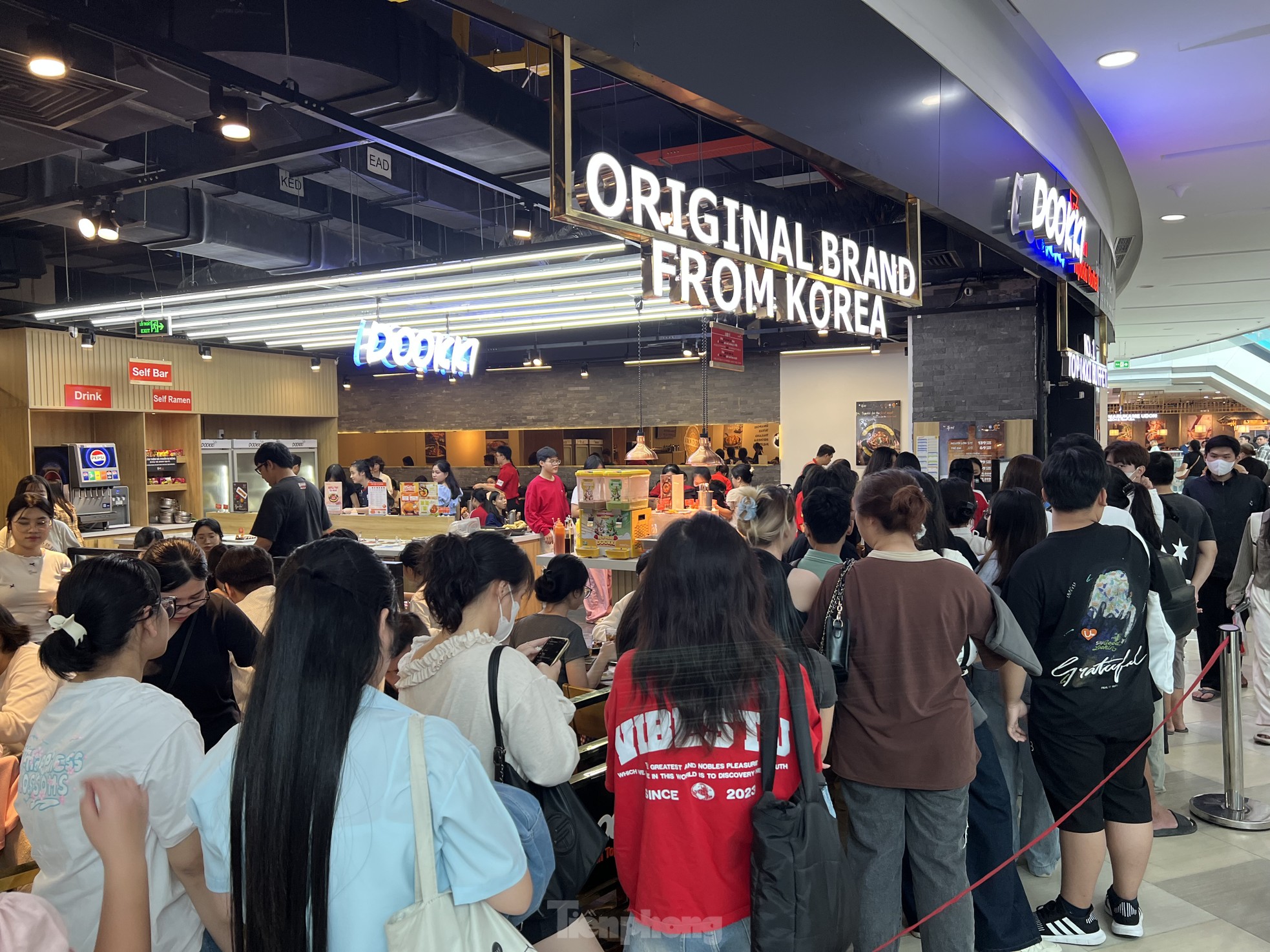 Người dân TPHCM đổ xô đến trung tâm thương mại vui chơi Tết- Ảnh 13.