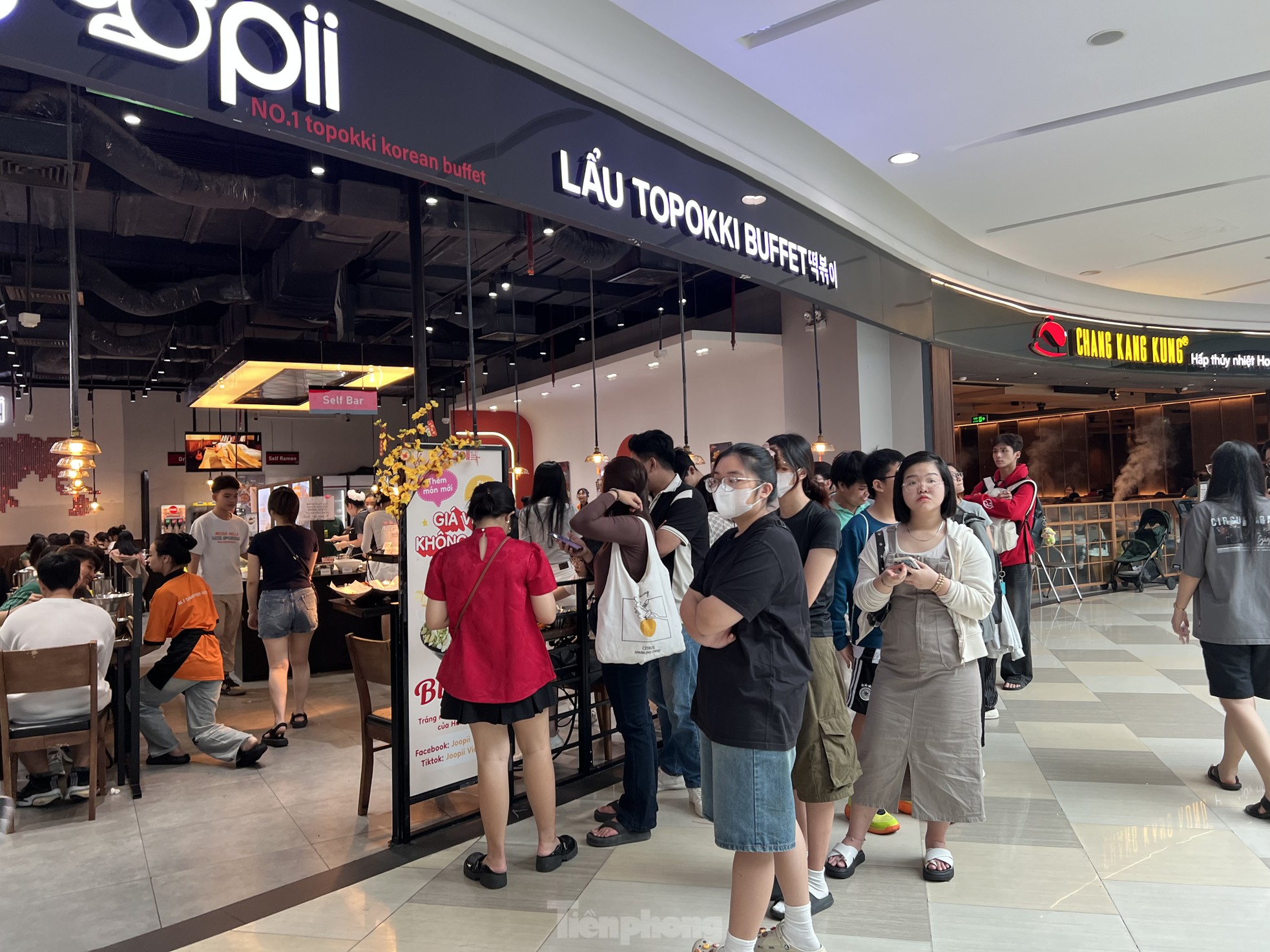 Người dân TPHCM đổ xô đến trung tâm thương mại vui chơi Tết- Ảnh 14.
