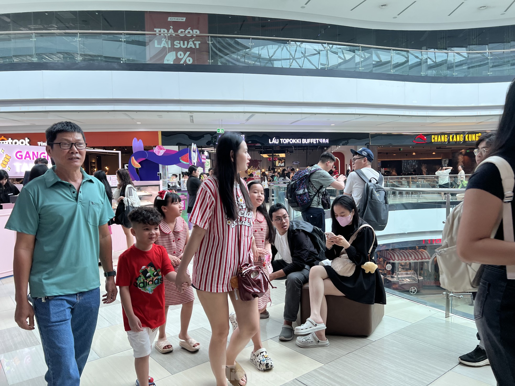 Người dân TPHCM đổ xô đến trung tâm thương mại vui chơi Tết- Ảnh 16.