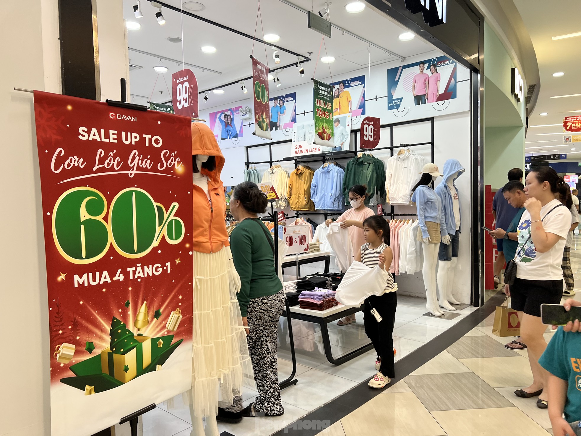 Người dân TPHCM đổ xô đến trung tâm thương mại vui chơi Tết- Ảnh 8.