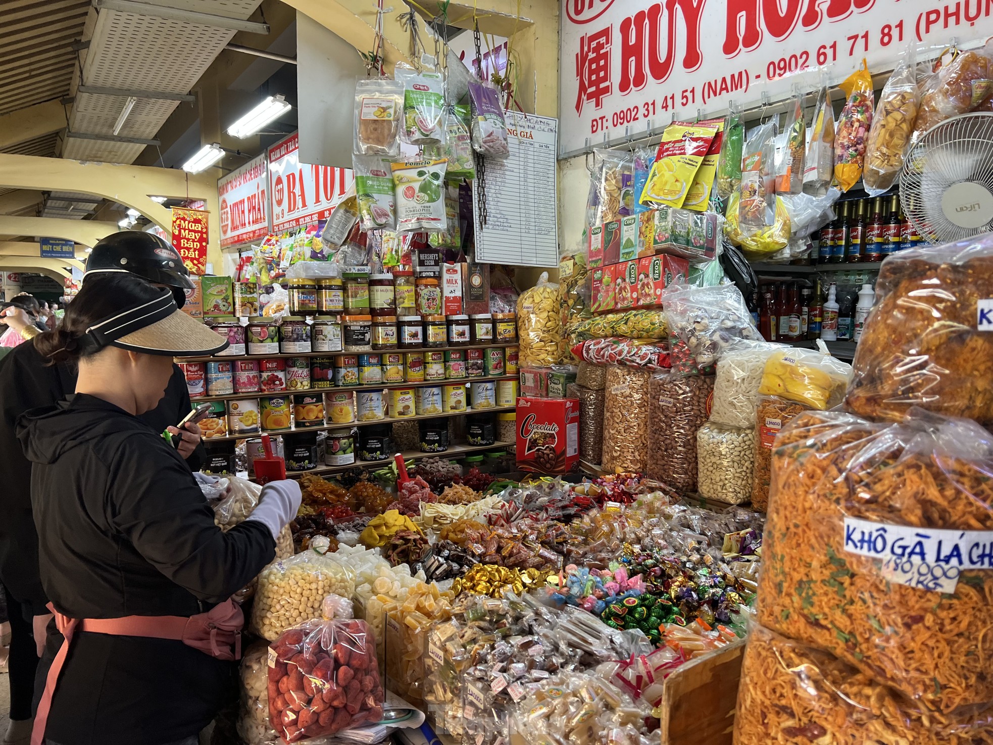 Chợ Tết thưa thớt, tiểu thương 'ngóng theo từng du khách'- Ảnh 2.