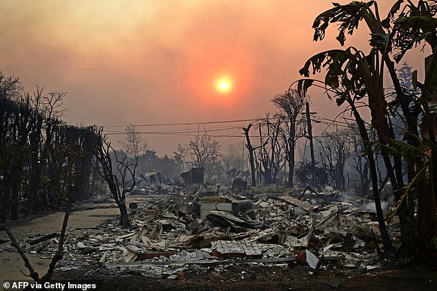 Hoang tàn khung cảnh nhìn từ trên cao của nơi từng xa hoa bậc nhất Los Angeles, 100.000 người buộc phải sơ tán trong thảm họa- Ảnh 13.