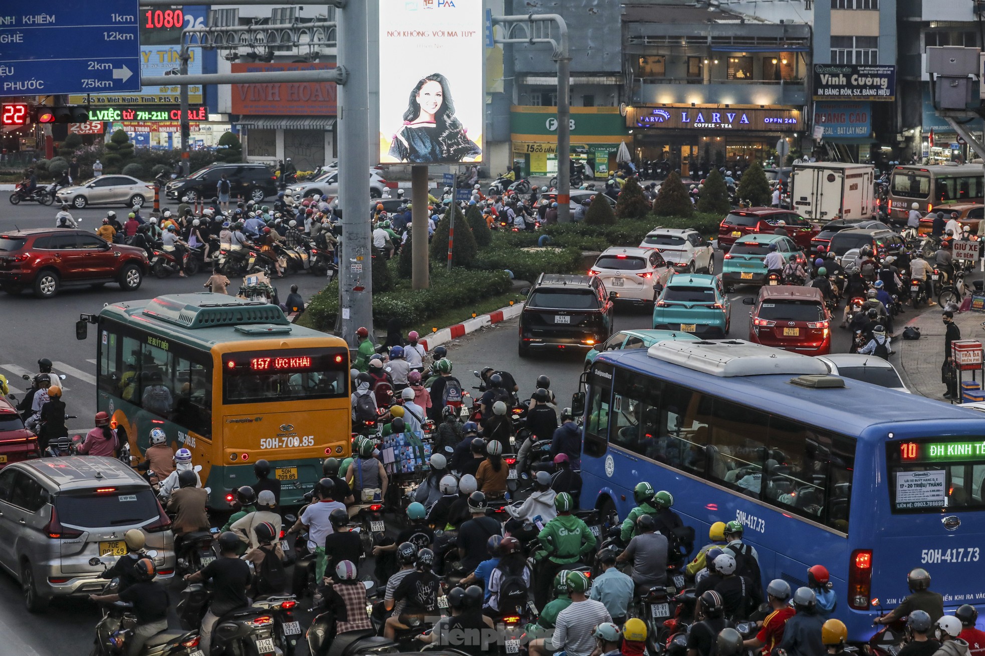 Kẹt xe kinh hoàng ở TPHCM, xe máy vẫn không dám leo lề- Ảnh 5.