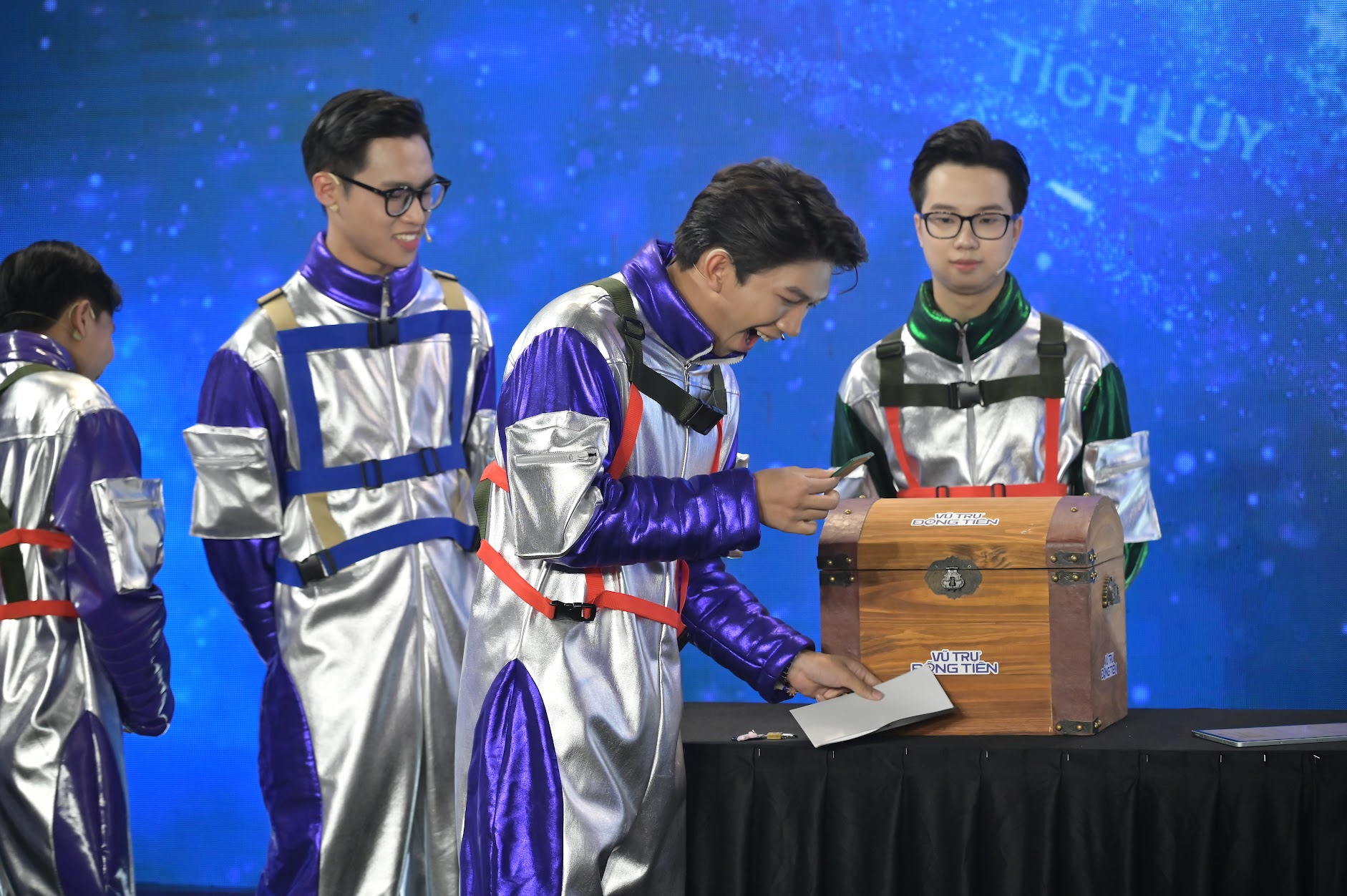Quán quân Vũ trụ đồng tiền nhận thưởng khủng: 1 tỷ đồng tiền mặt, 1 xe điện Vinfast VF3, học bổng 150 triệu, cơ hội việc làm siêu xịn!- Ảnh 2.