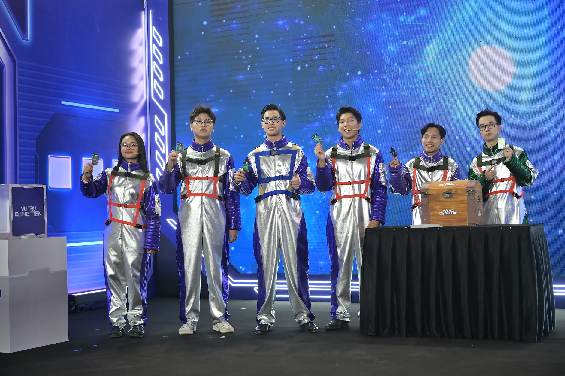 Quán quân Vũ trụ đồng tiền nhận thưởng khủng: 1 tỷ đồng tiền mặt, 1 xe điện Vinfast VF3, học bổng 150 triệu, cơ hội việc làm siêu xịn!- Ảnh 3.