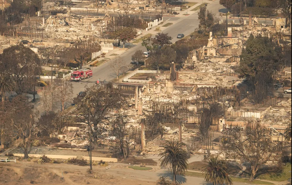 Bão lửa quét qua, thành phố Los Angeles tan hoang 'như vùng chiến sự'- Ảnh 4.