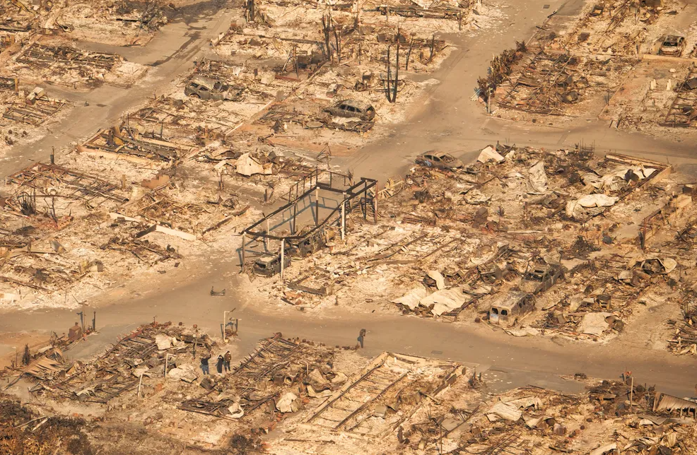 Bão lửa quét qua, thành phố Los Angeles tan hoang 'như vùng chiến sự'- Ảnh 3.