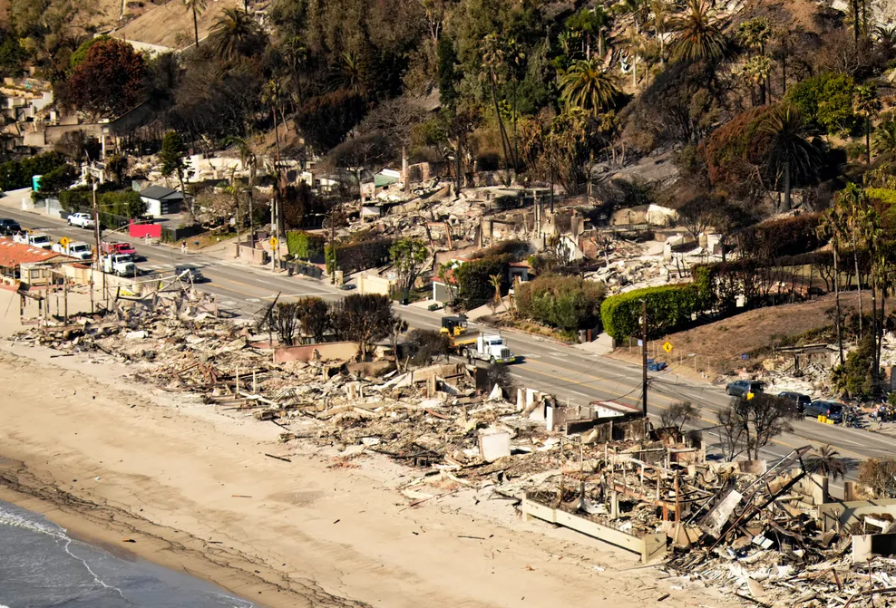 Bão lửa quét qua, thành phố Los Angeles tan hoang 'như vùng chiến sự'- Ảnh 9.